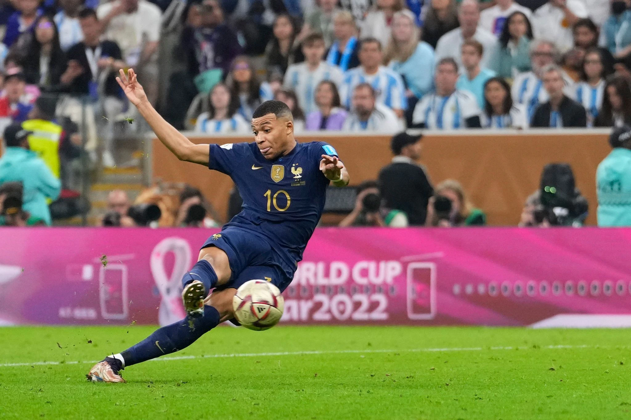 Frankreich um Torschützenkönig Kylian Mbappé wurde bei der WM 2022 Zweiter, obwohl viele Top-Spieler verletzt fehlten.