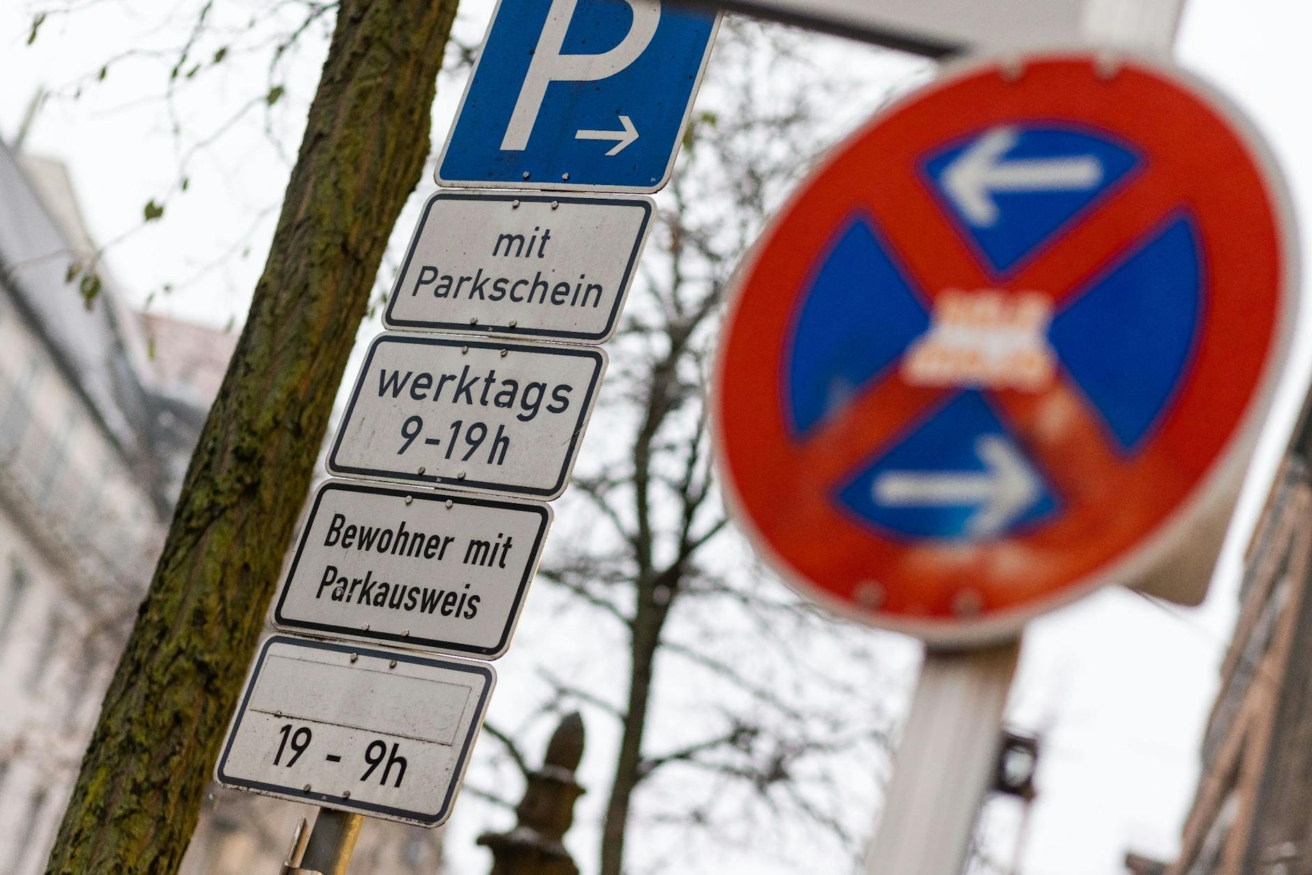 PRODUKTION - Anwohner können in vielen Städten für rund 30 Euro im Jahr parken.