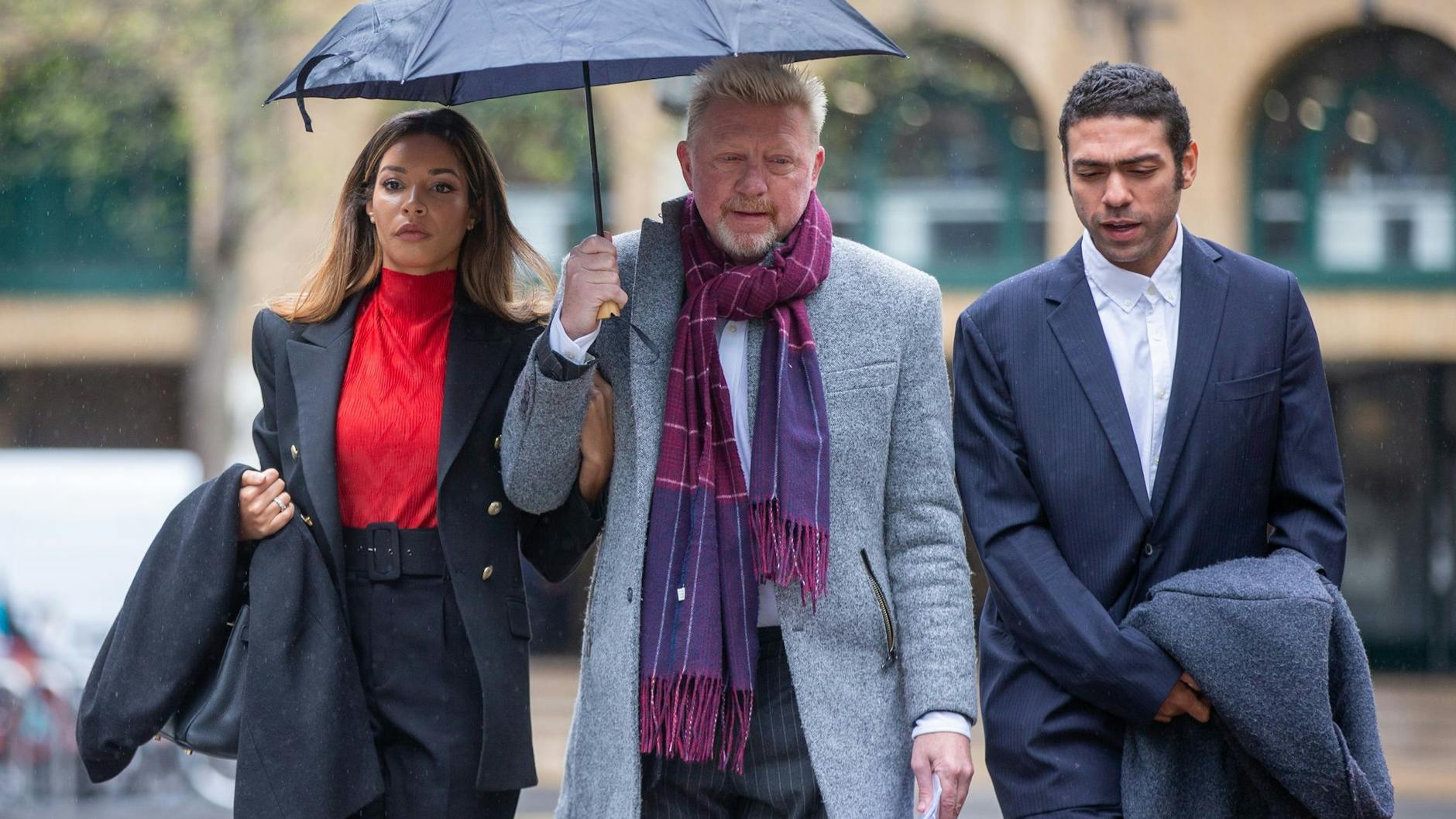 Ex-Tennis-Profi Boris Becker (M) mit seiner Lebensgefährtin Lilian De Carvalho Monteiro und Sohn Noah in London - vor seiner Verurteilung. 