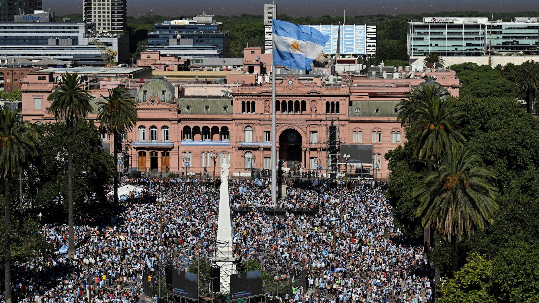 Argentinische Fußball-Fans sind in Massen gekommen, um ihre WM-Helden in Buenos Aires zu feiern.&nbsp;&nbsp;