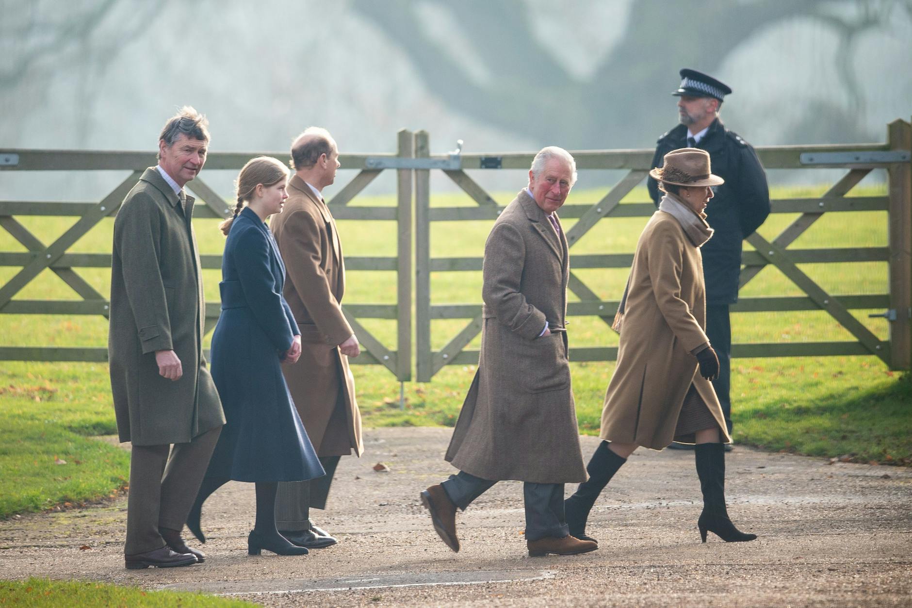 Prinzessin Anne (r-l), der damalige Prinz Charles, Prinz Edward, dessen Tochter Lady Louise Windsor und Vizeadmiral Sir Timothy Laurence treffen im Jahr 2019 zu einem morgendlichen Weihnachtsgottesdienst in der St. Mary Magdalene Church ein. 
