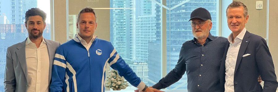 Aus einem Blitzbesuch wird langsam eine Partnerschaft. Herthas Präsident Kay Bernstein (2.v.l.) und Finanzboss Thomas Herrich trafen die 777-Gründer Josh Wander (l.) und Steven Pasko (3.v.l.) 