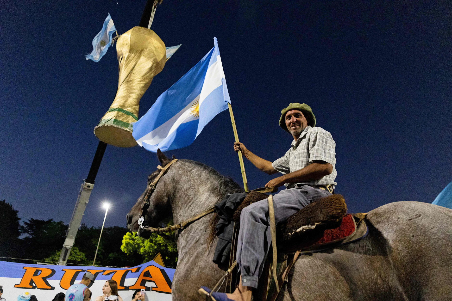Inteligente: Un hincha argentino usa un caballo en un alboroto.