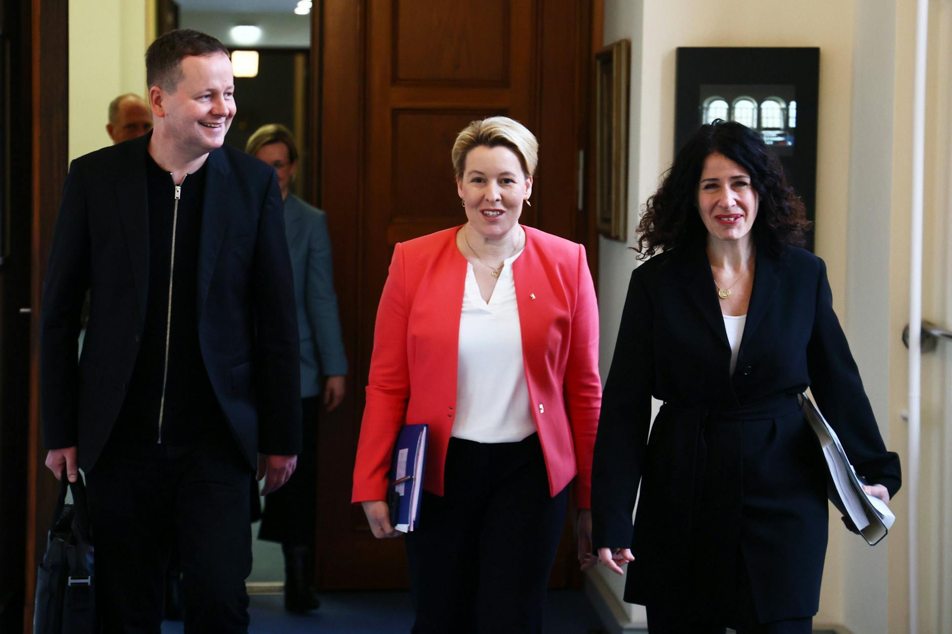Klaus Lederer, Franziska Giffey und Bettina Jarasch im Roten Rathaus
