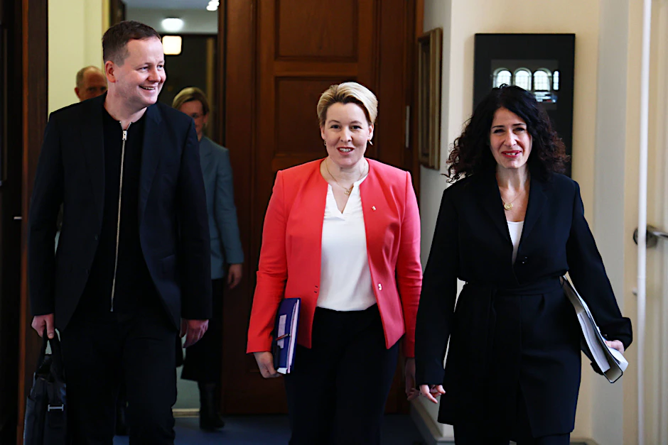 Klaus Lederer, Franziska Giffey und Bettina Jarasch im Roten Rathaus