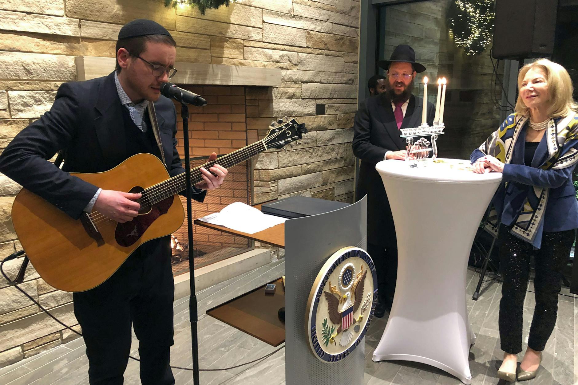 US-Botschafterin Amy Gutmann (r.) und Rabbiner Yehuda Teichtal (M.) auf dem Chanukka-Empfang am Montag in der US-Botschaft in Berlin
