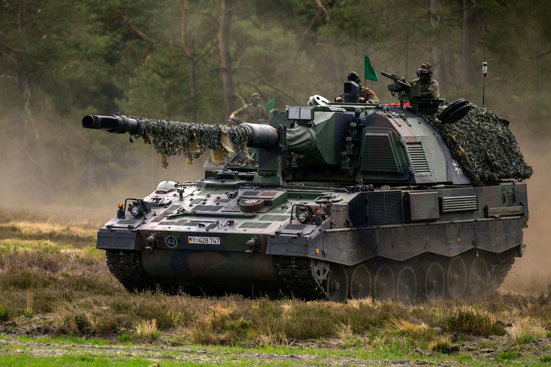 Eine Panzerhaubitze 2000 der Bundeswehr bei einer Übung