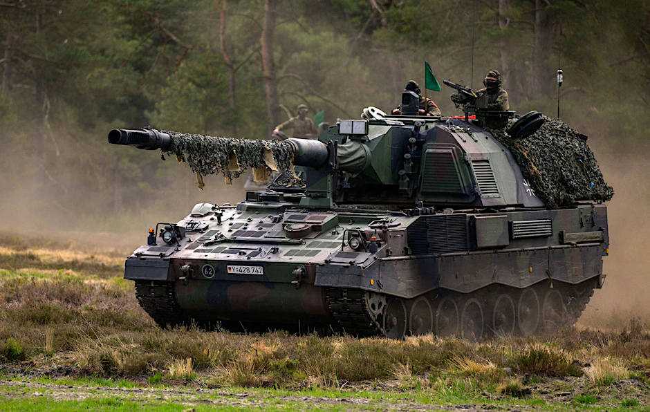 Eine Panzerhaubitze 2000 der Bundeswehr bei einer Übung