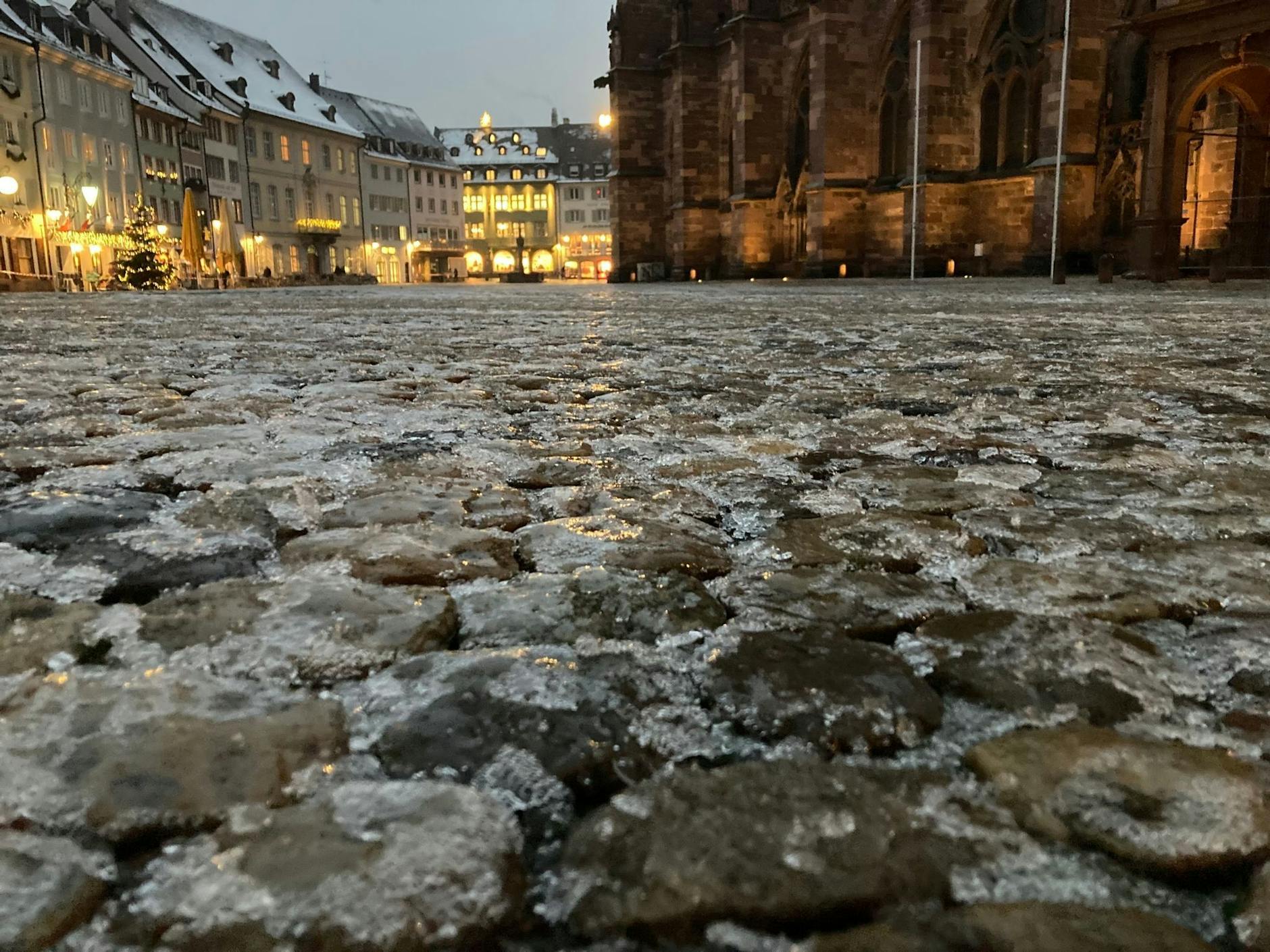 dpatopbilder - Der Münsterplatz in der Freiburger Altstadt ist wegen Glatteis gesperrt.
