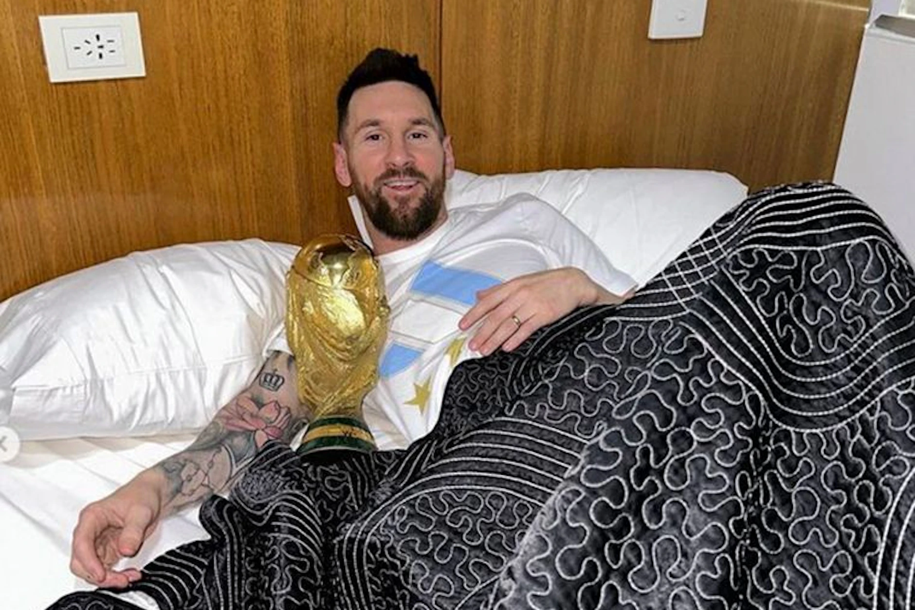 Lionel Messi en la cama con el Mundial