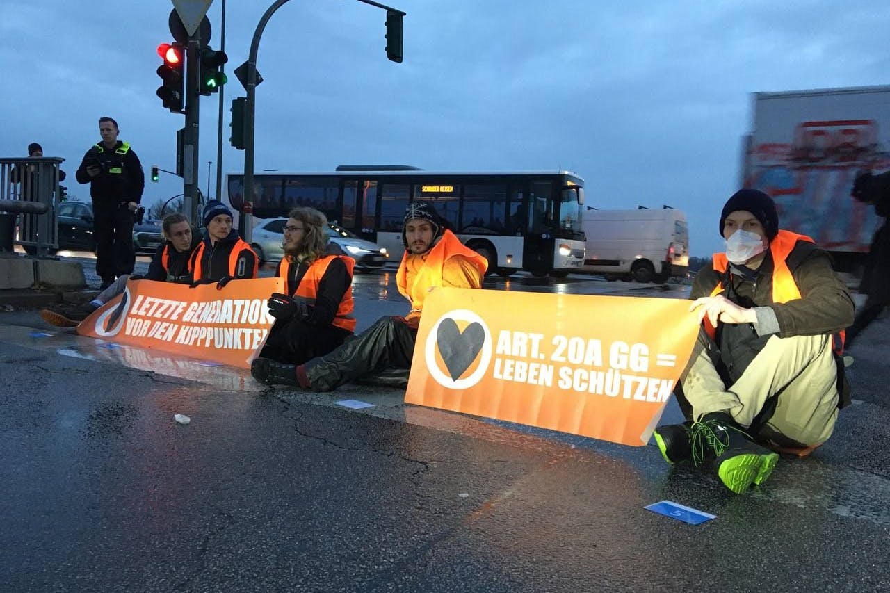 Die Klimademonstranten am Morgen an der Zufahrt Beusselstraße.