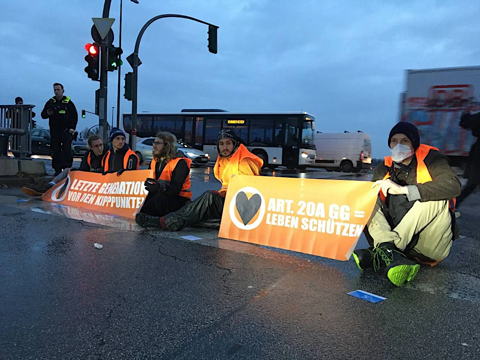 Die Klimademonstranten am Morgen an der Zufahrt Beusselstraße.