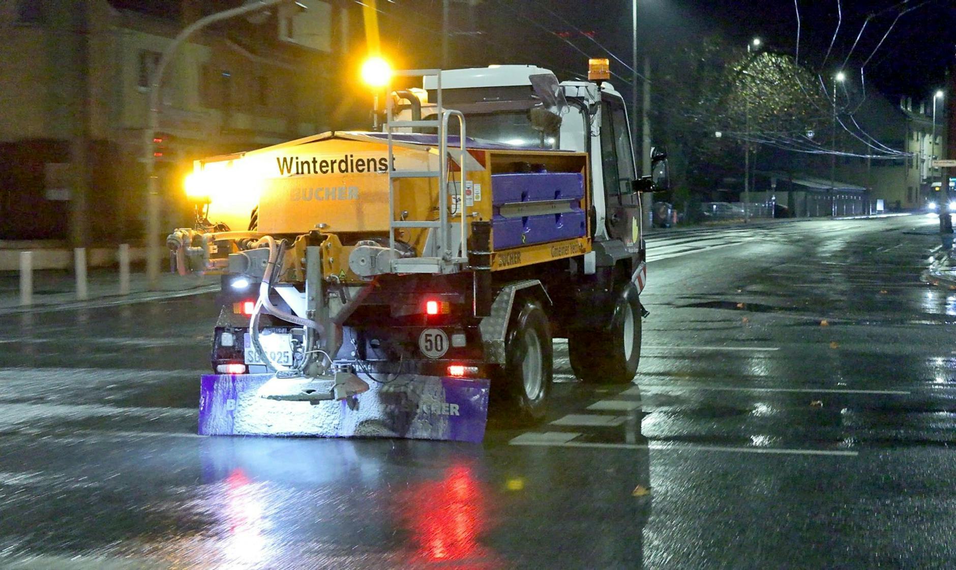 Ein Streufahrzeug ist bei Glatteis in Solingen unterwegs. Solingen/dpa
