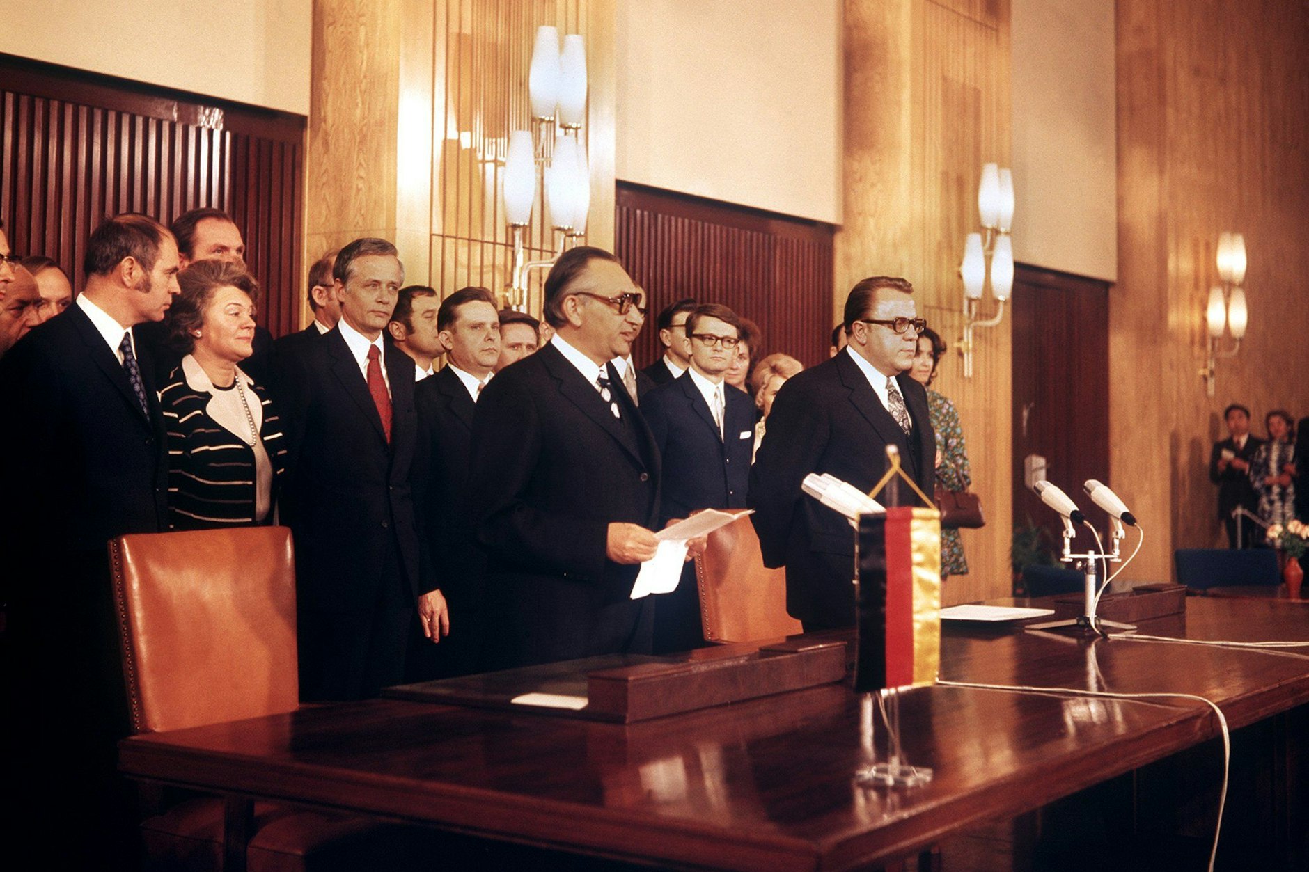 21. Dezember 1972: Der Staatssekretär im Bundeskanzleramt, Egon Bahr (SPD, vorne am Tisch), und sein Verhandlungspartner Michael Kohl, DDR-Staatssekretär für westdeutsche Fragen, nach der Unterzeichnung des Grundlagenvertrages im Ostberliner Ministerratsgebäude.