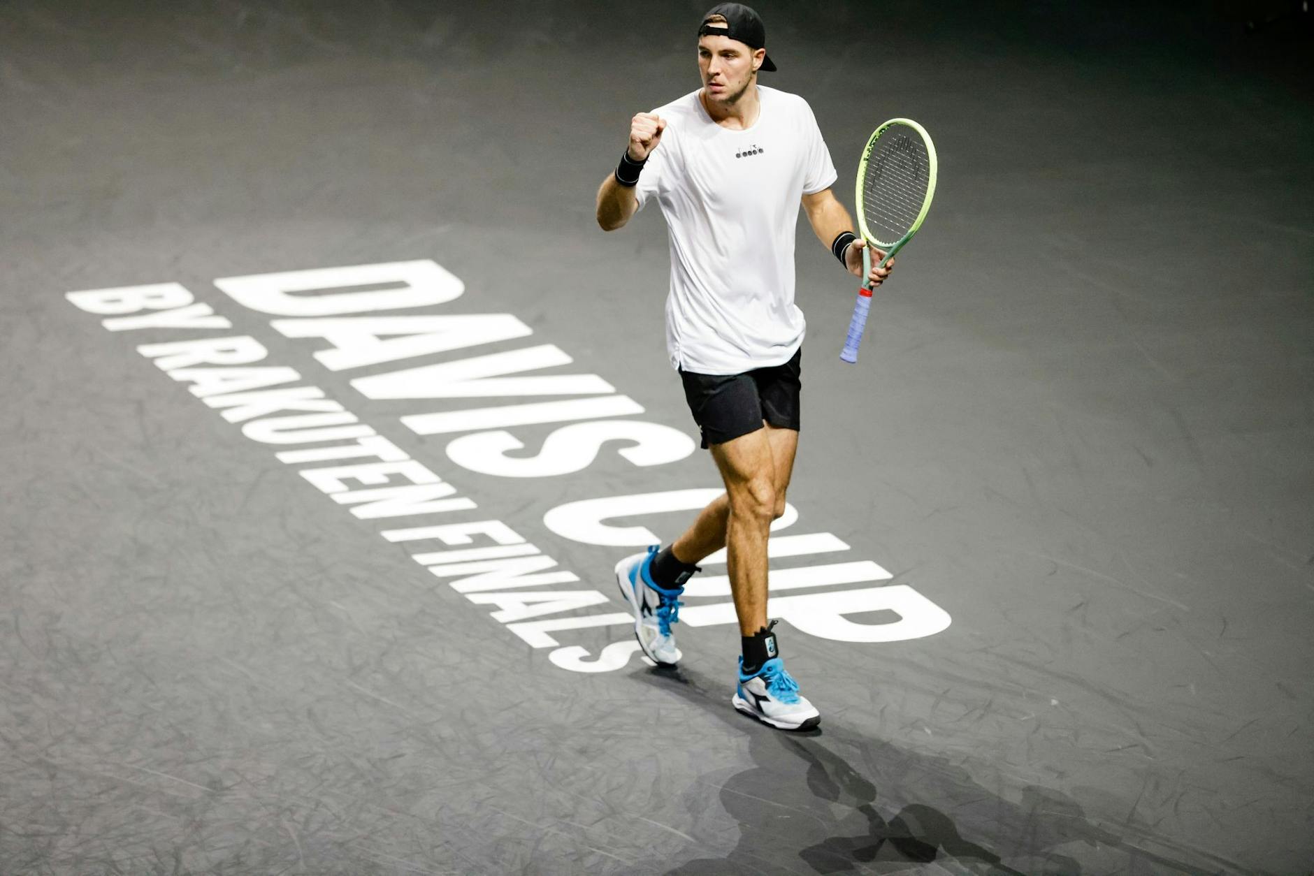 ARCHIV - Tennis-Weltverband hat die Format-Veränderungen im Davis Cup als Erfolg bezeichnet: Jan-Lennard Struff läuft über den Schriftzug des Turniers.