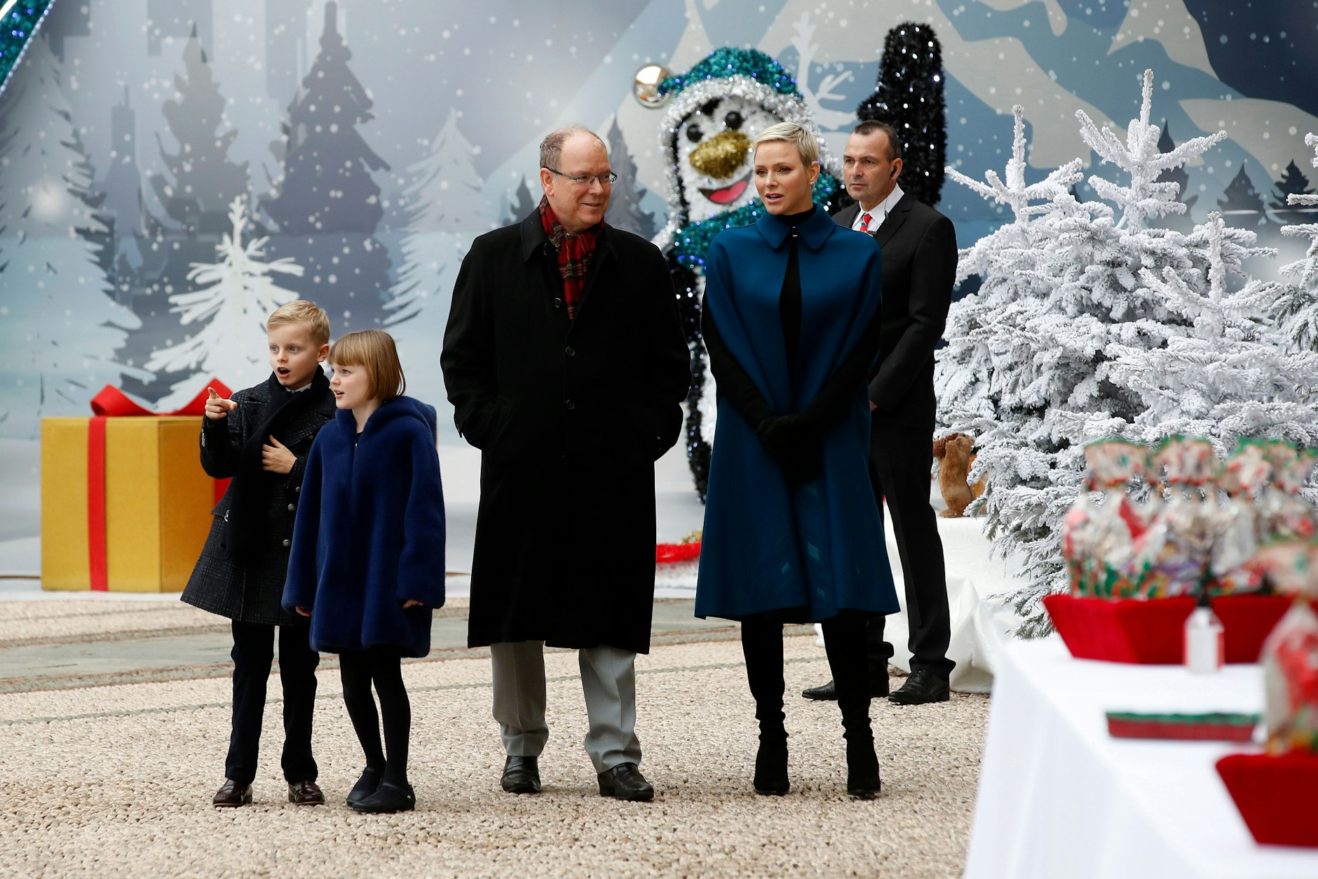 Fürst Albert II. von Monaco (M) und Fürstin Charlene von Monaco (r), Prinz Jacques, und Prinzessin Gabriella von Monaco(l) nehmen an der traditionellen Weihnachtsbaumzeremonie im Rahmen der Weihnachtsfeiertage im Palast von Monaco teil.&nbsp;