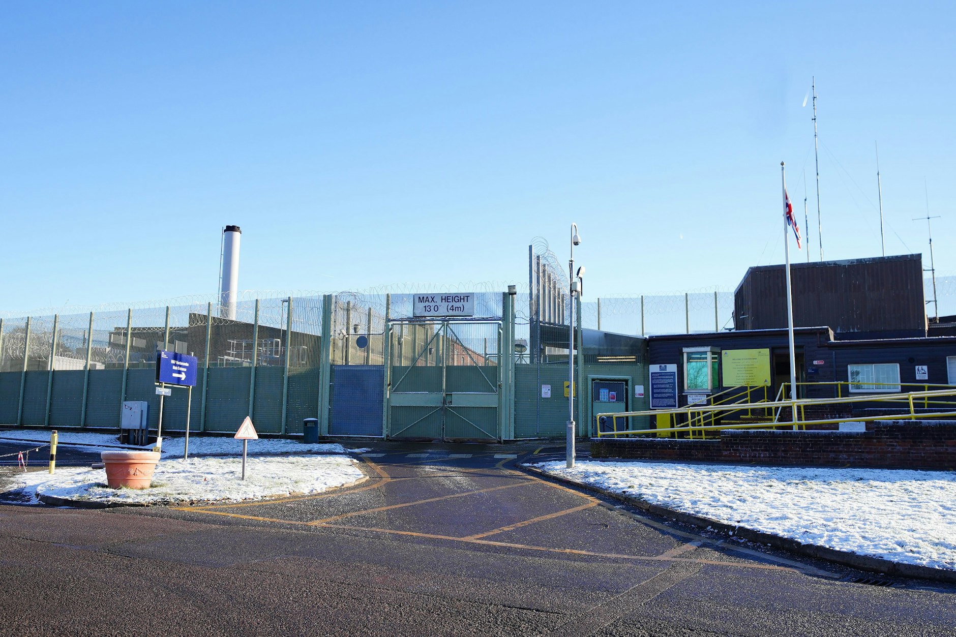 Später wurde Becker ins „weniger gefährliche“ Gefängnis Huntercombe verlegt. Hier wuchs er über sich hinaus, unterrichtete Häftlinge in Mathe, Englisch, Yoga und Philosophie.