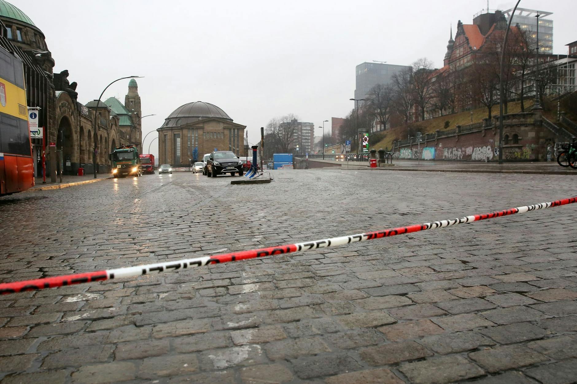 Glatteis-Alarm: Der Vorplatz an den Landungsbrücken in Hamburg ist gesperrt.