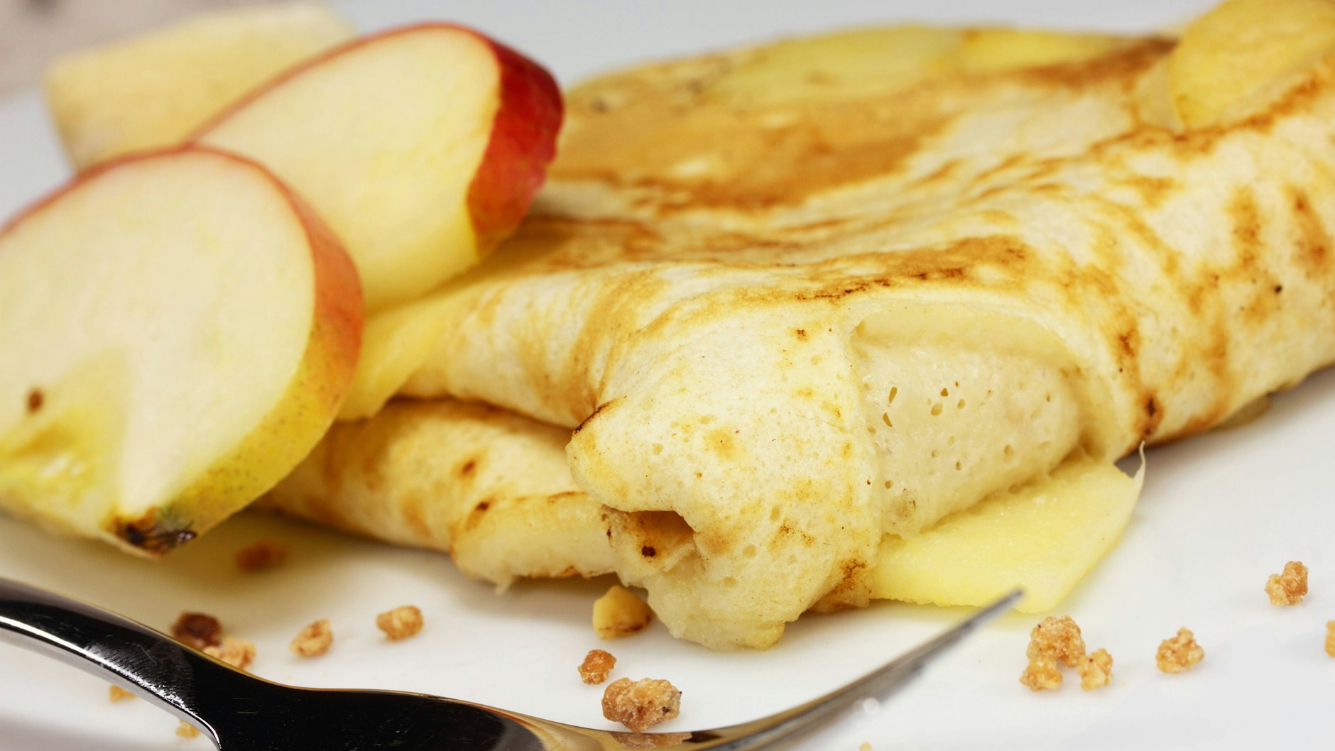 Für leckere Apfel-Pfannkuchen einfach einige Apfel-Spalten in den Teig einbacken. Lecker!