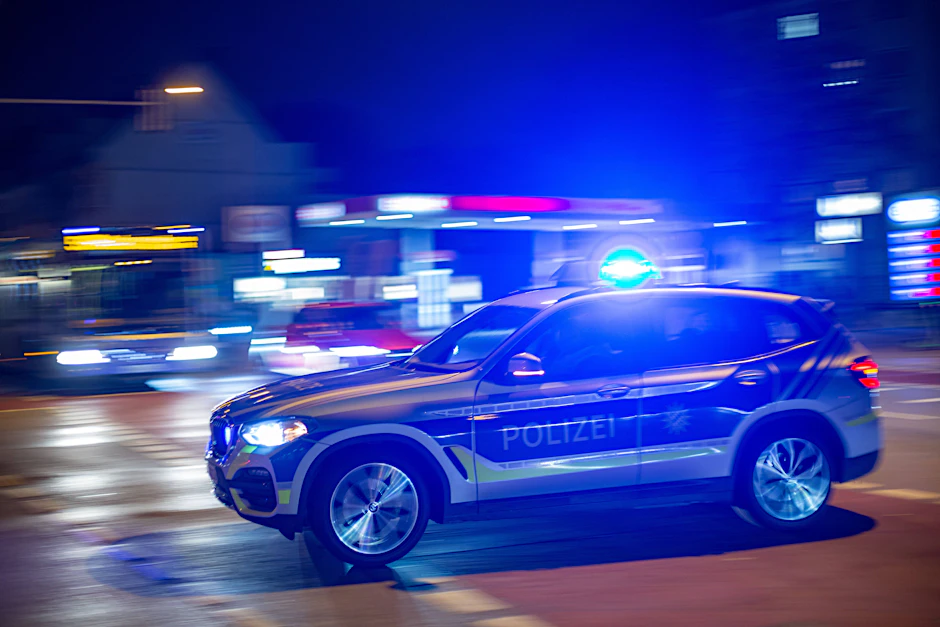 Die Berliner Polizei muss wieder zu kuriosen, aber auch gefährlichen und traurigen Einsätzen ausrücken.