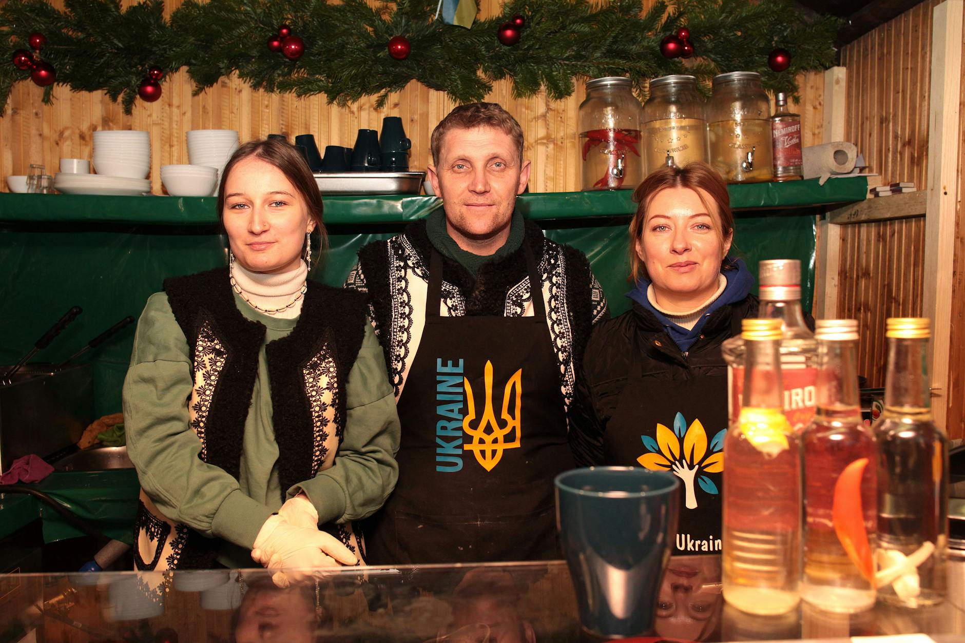 Am Schloss Charlottenburg isst man ukrainisch: Andrei Nikolenko (M.) mit seinen Kolleginnen Cèline Kochmann (l.) und Tanja Rakschejewa (r.) an ihrem Stand am Weihnachtsmarkt.