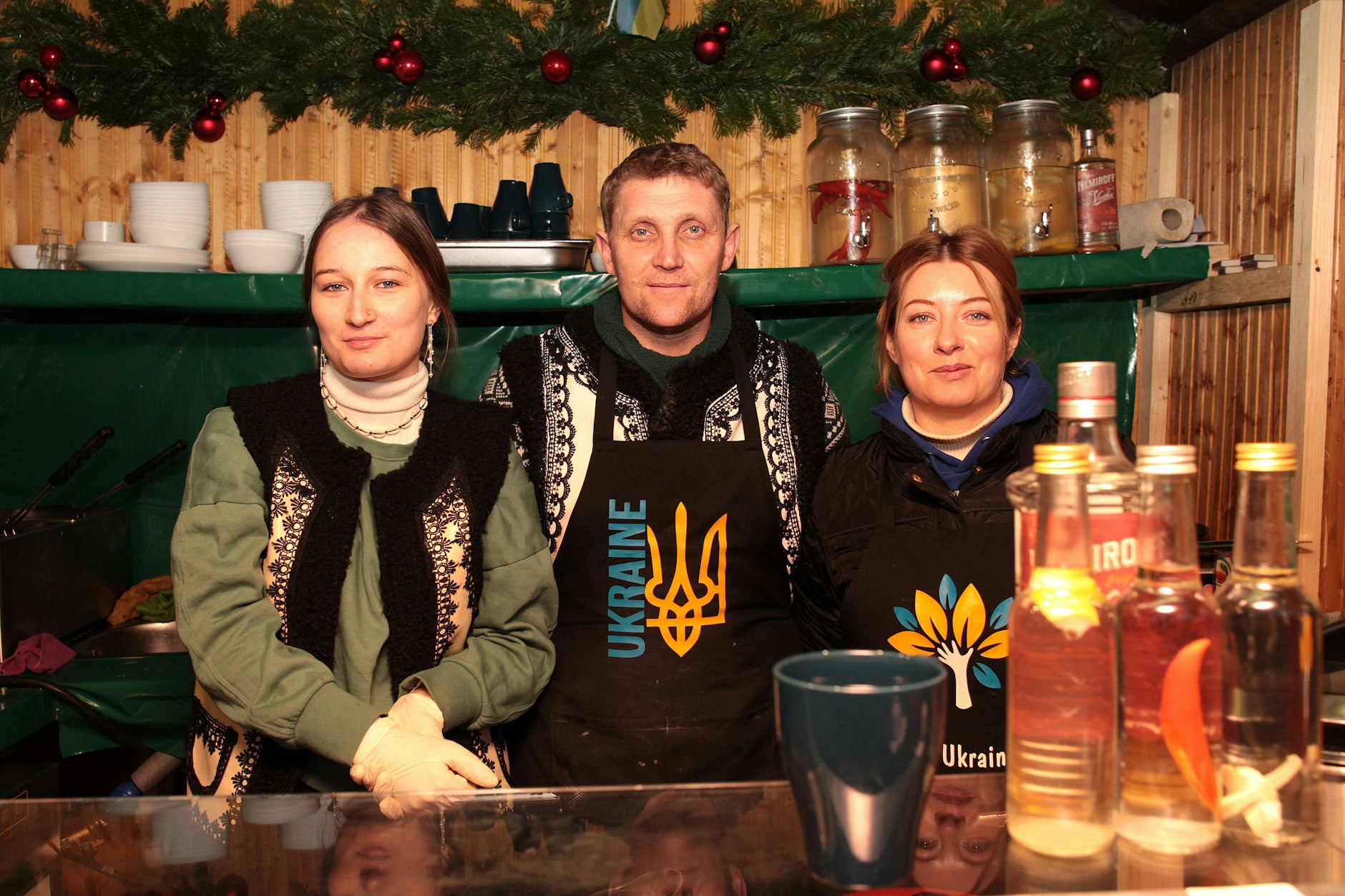 Am Schloss Charlottenburg isst man ukrainisch: Andrei Nikolenko (M.) mit seinen Kolleginnen Cèline Kochmann (l.) und Tanja Rakschejewa (r.) an ihrem Stand am Weihnachtsmarkt.