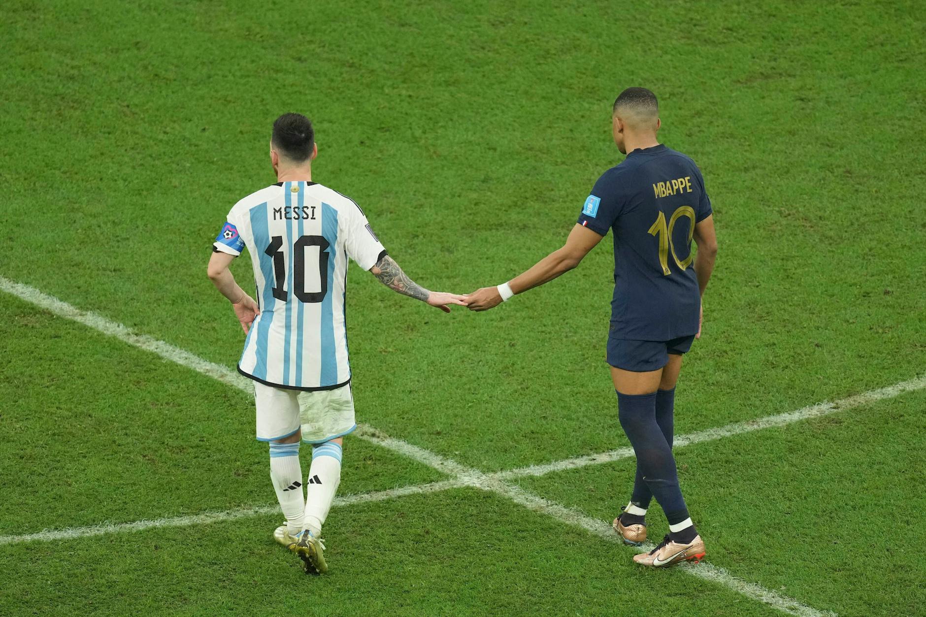 Teamkollegen im Verein: Messi (l.) und Mbappé (r.) sind nun Welt- und Vizeweltmeister.