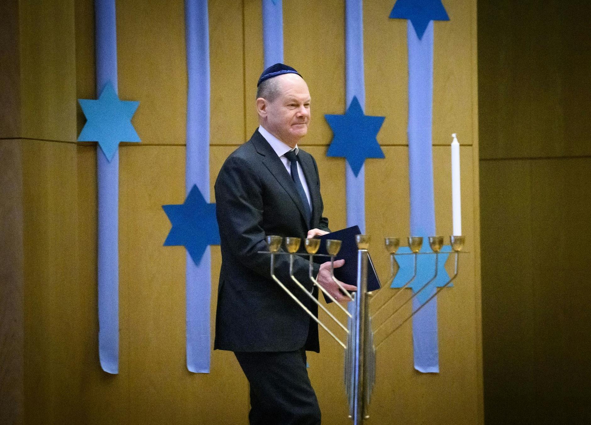 Bundeskanzler Olaf Scholz besucht die Heinz-Galinski-Schule in Berlin und nimmt dort an der Feier des Chanukka-Fests teil.
