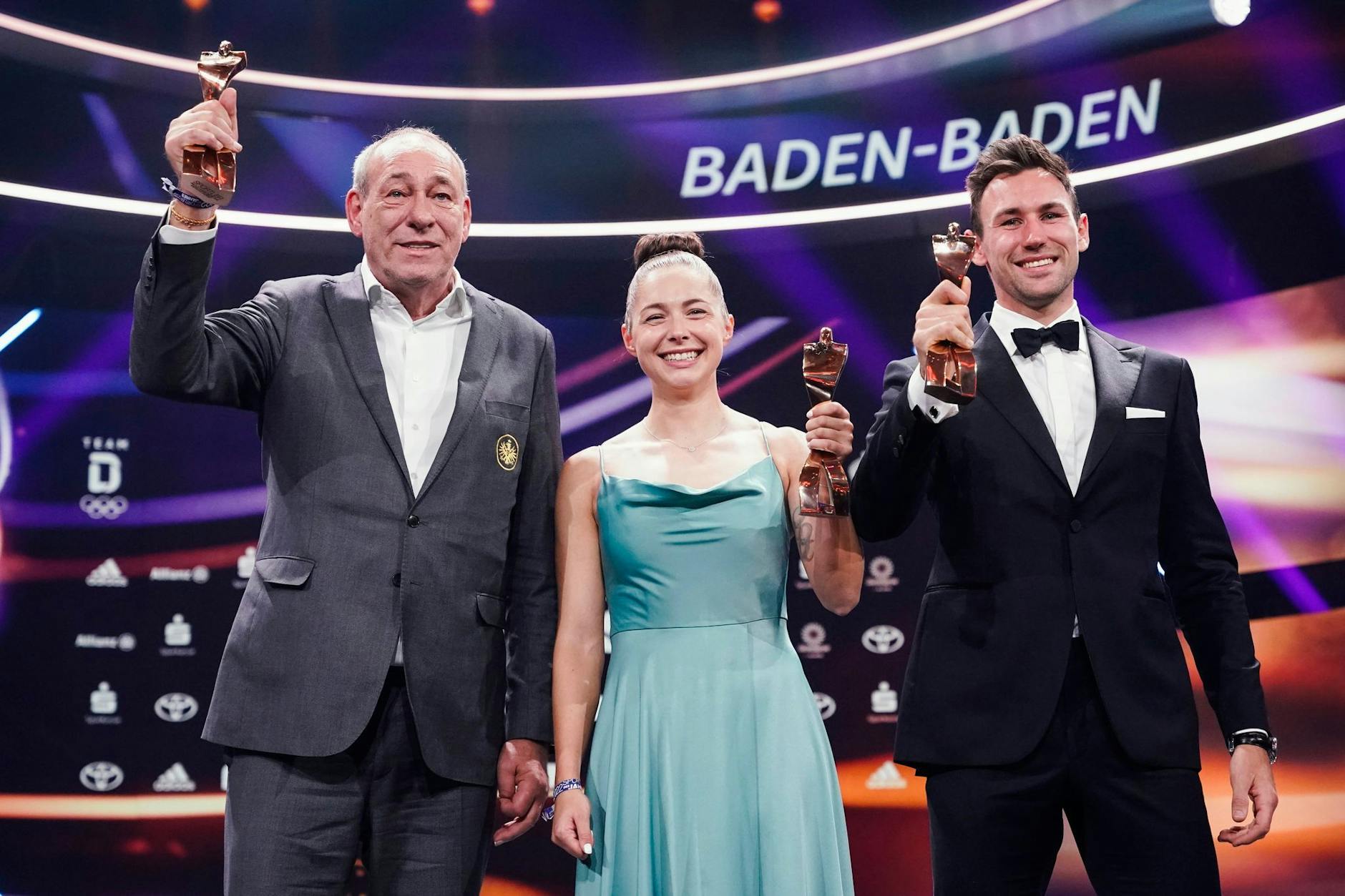 Eintrachts-Präsident Peter Fischer (l-r), die Sprinterin Gina Lückenkemper und der Zehnkämpfer Niklas Kaul dürfen sich über die Trophäe freuen.