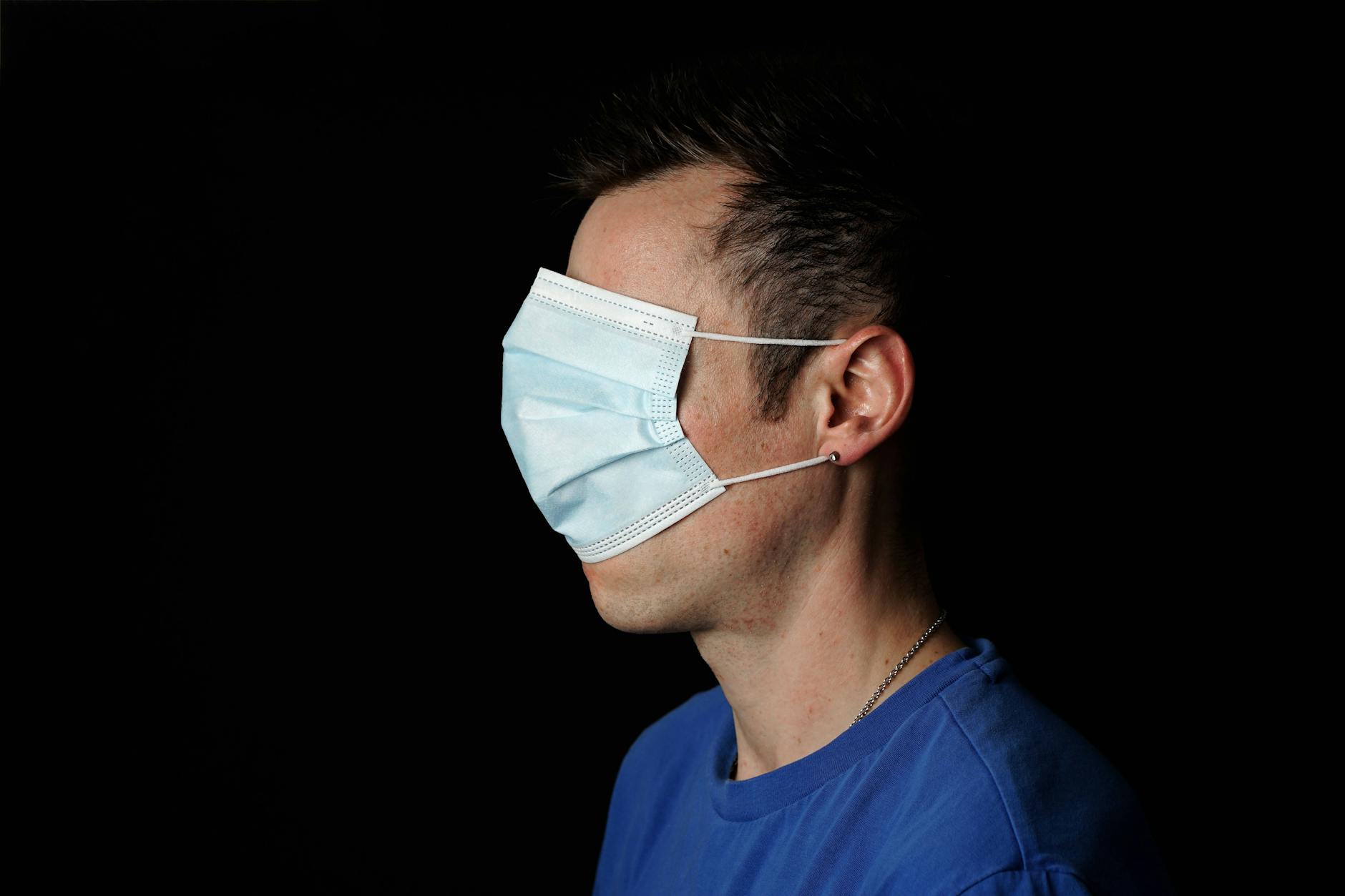 Ein Mann mit OP-Maske über den Augen: So übersieht man natürlich seine Mitmenschen.