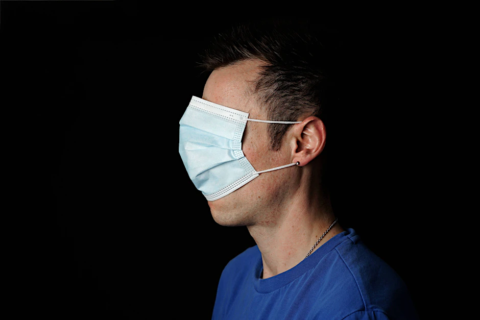 Ein Mann  mit OP-Maske über den Augen: So übersieht man natürlich seine Mitmenschen.