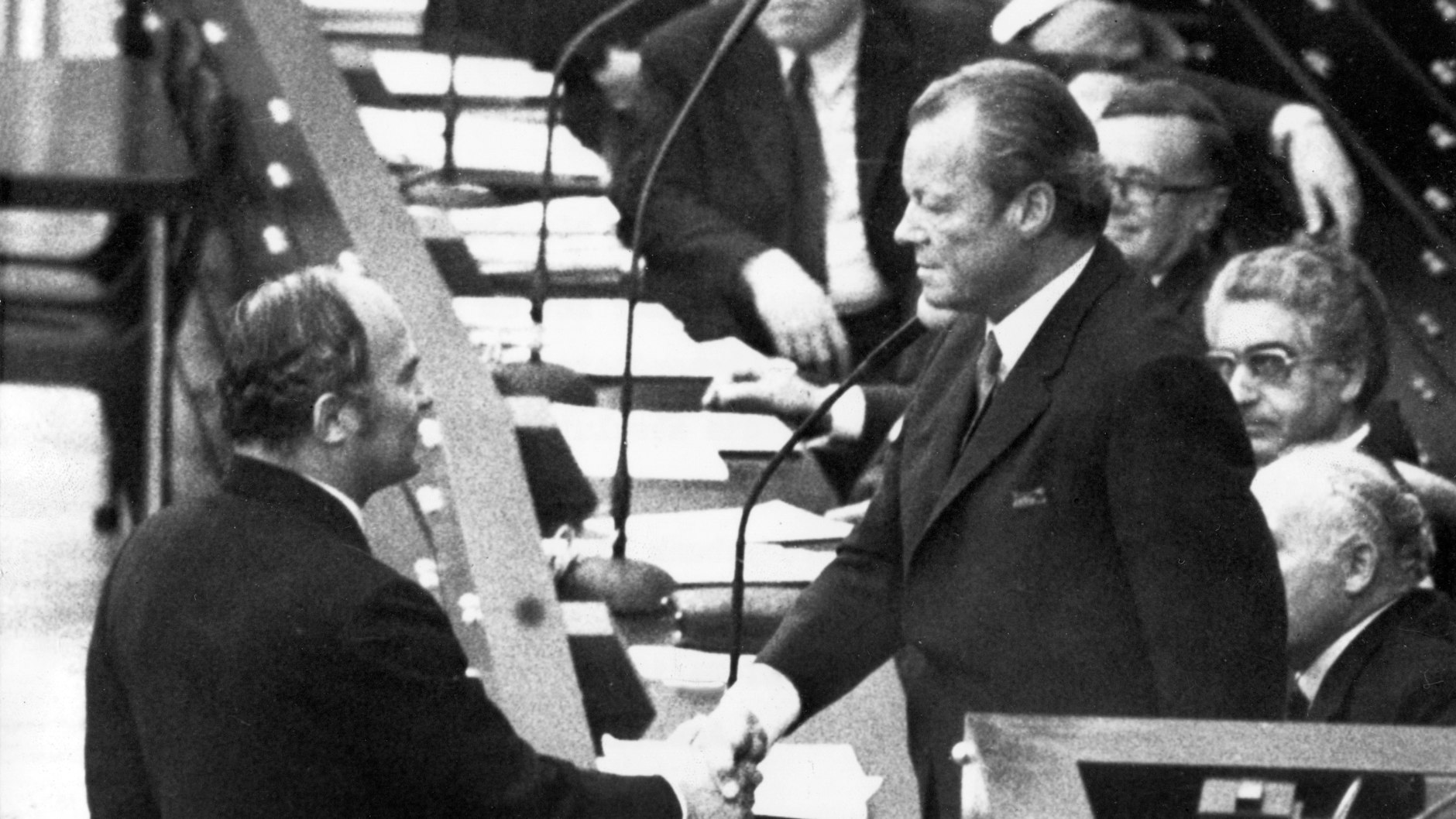 Der CDU-Vorsitzende Rainer Barzel gratuliert Willy Brandt, den er als Bundeskanzler ablösen wollte, nach dem gescheiterten Misstrauensvotum im Bonner Bundestag.