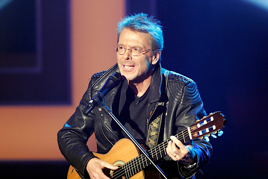 So hat ihn jeder schon gesehen: Reinhard Mey mit Gitarre und Lederjacke.