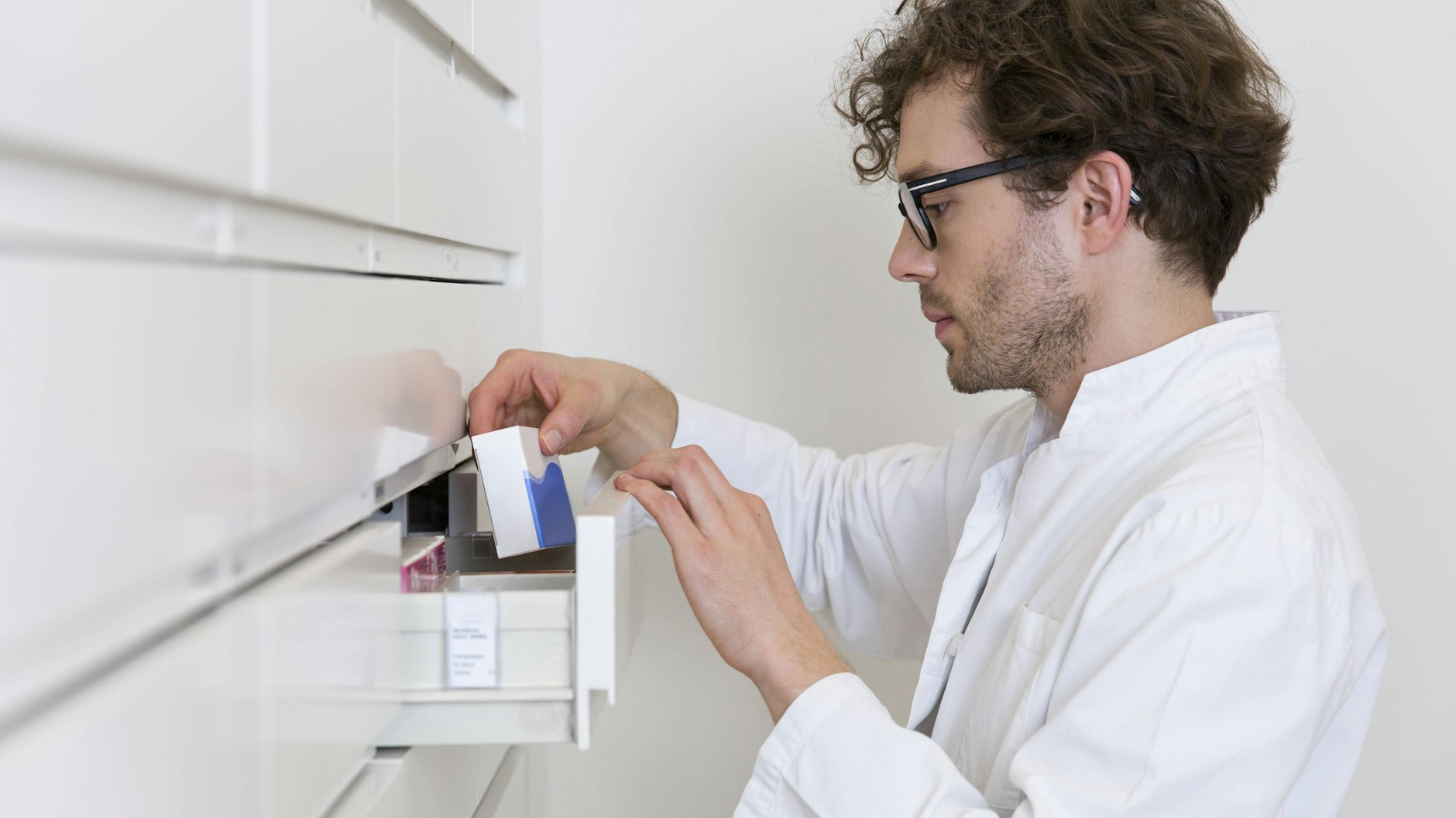 Ein Apotheker nimmt Medikamente aus dem Schrank. Wenn er denn noch welche hat.&nbsp;