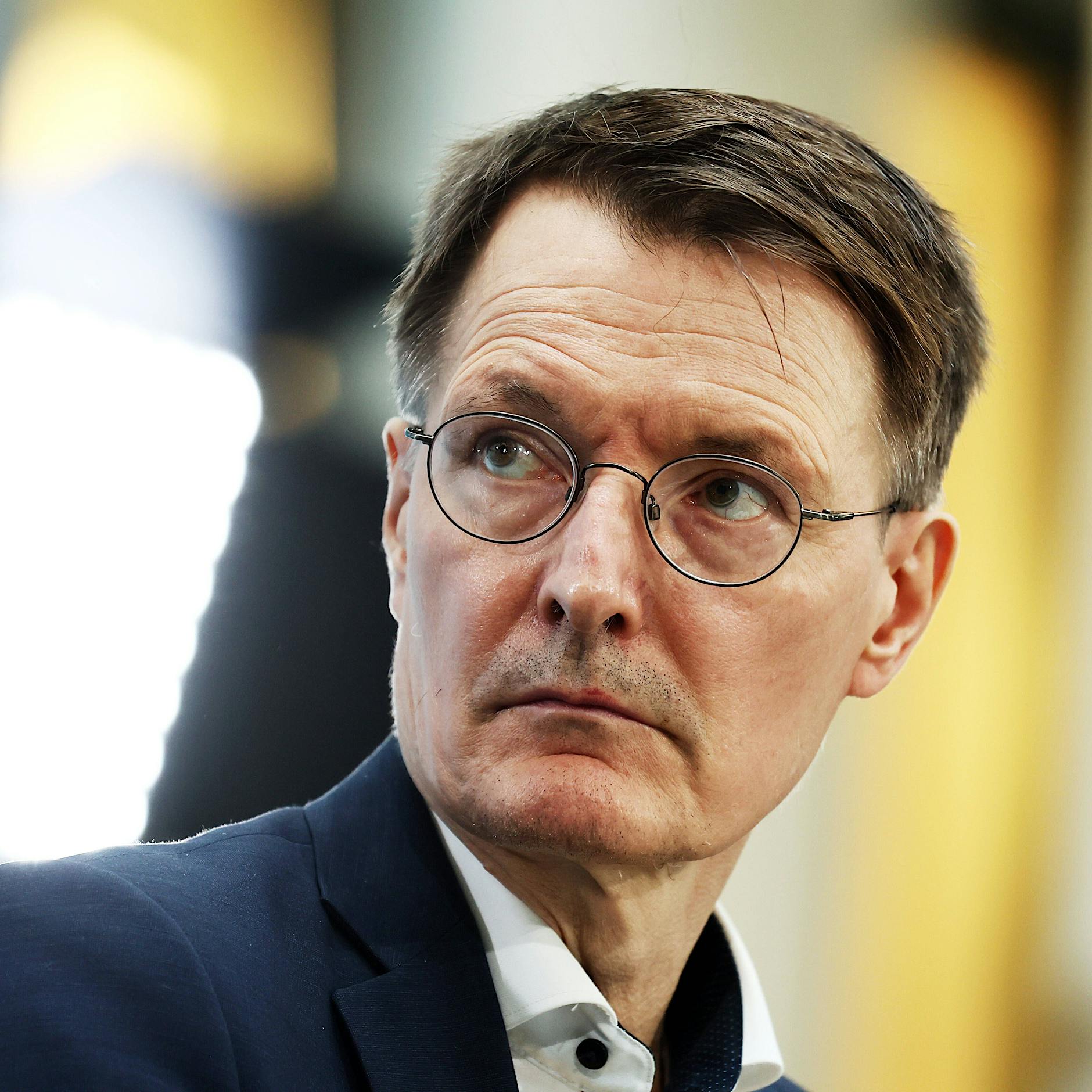 Nach mehreren Corona-Infektionen: Lauterbach warnt vor unheilbarer Immunschwäche