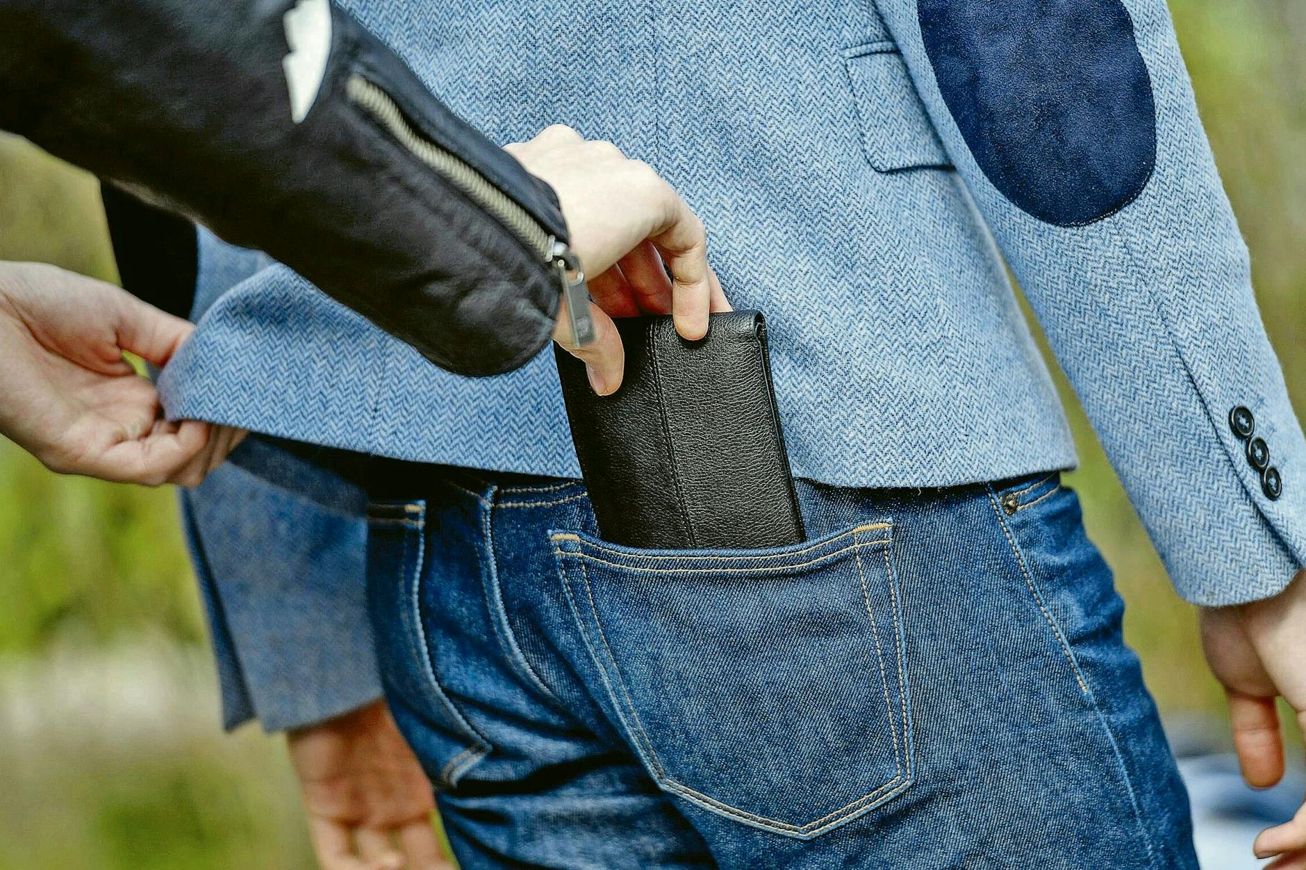 Dem 30-Jährigen war unter anderem die Geldbörse entwendet worden.