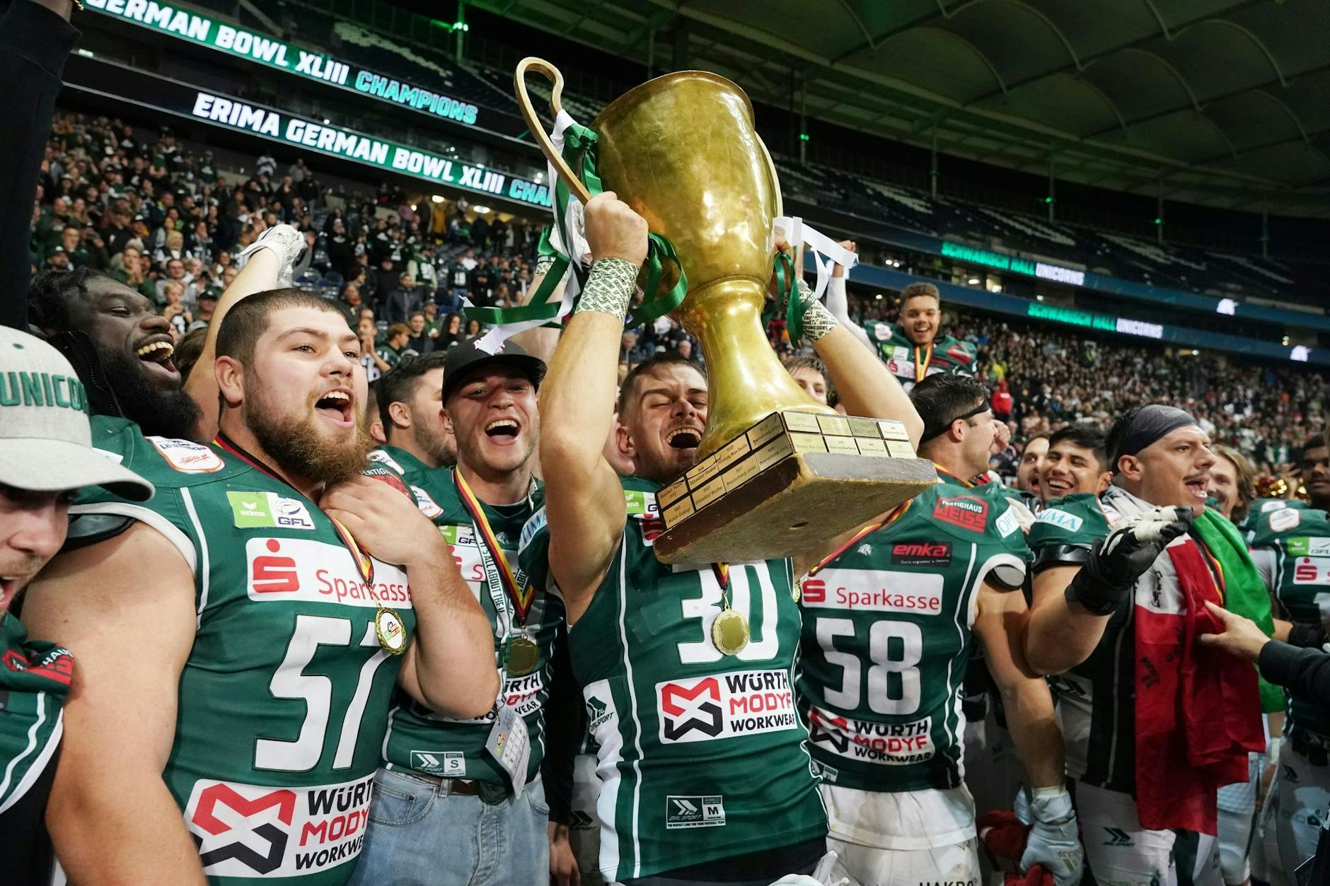 ARCHIV - Marlon Werthmann (l) beim German-Bowl-Sieg der Schwäbisch Hall Unicorns.