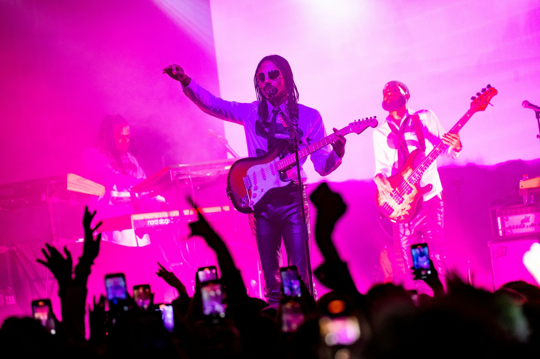 Die Crowd filmt fleißig mit bei Steve Lacy im Metropol.