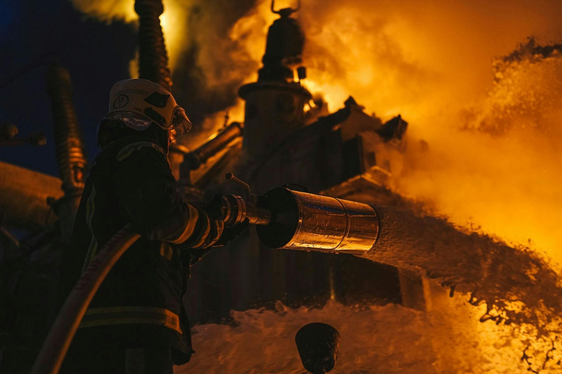 HANDOUT - Feuerwehrleute löschen in Kiew nach einem Drohnenangriff einen Brand in einer Infrastruktureinrichtung. vice of Ukraine/AP/dpa