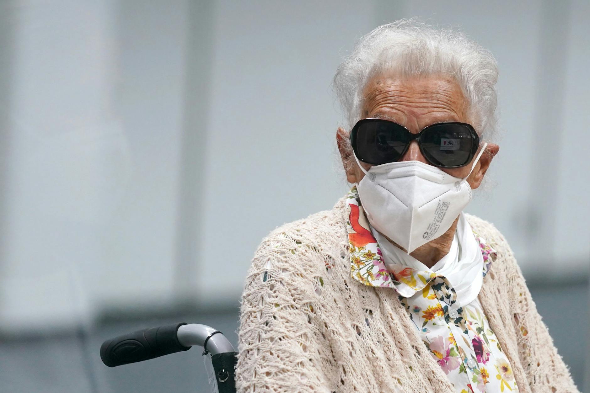 Die 97 Jahre alte Angeklagte Irmgard F. sitzt zu Beginn des Verhandlungstages im Gerichtssaal. 