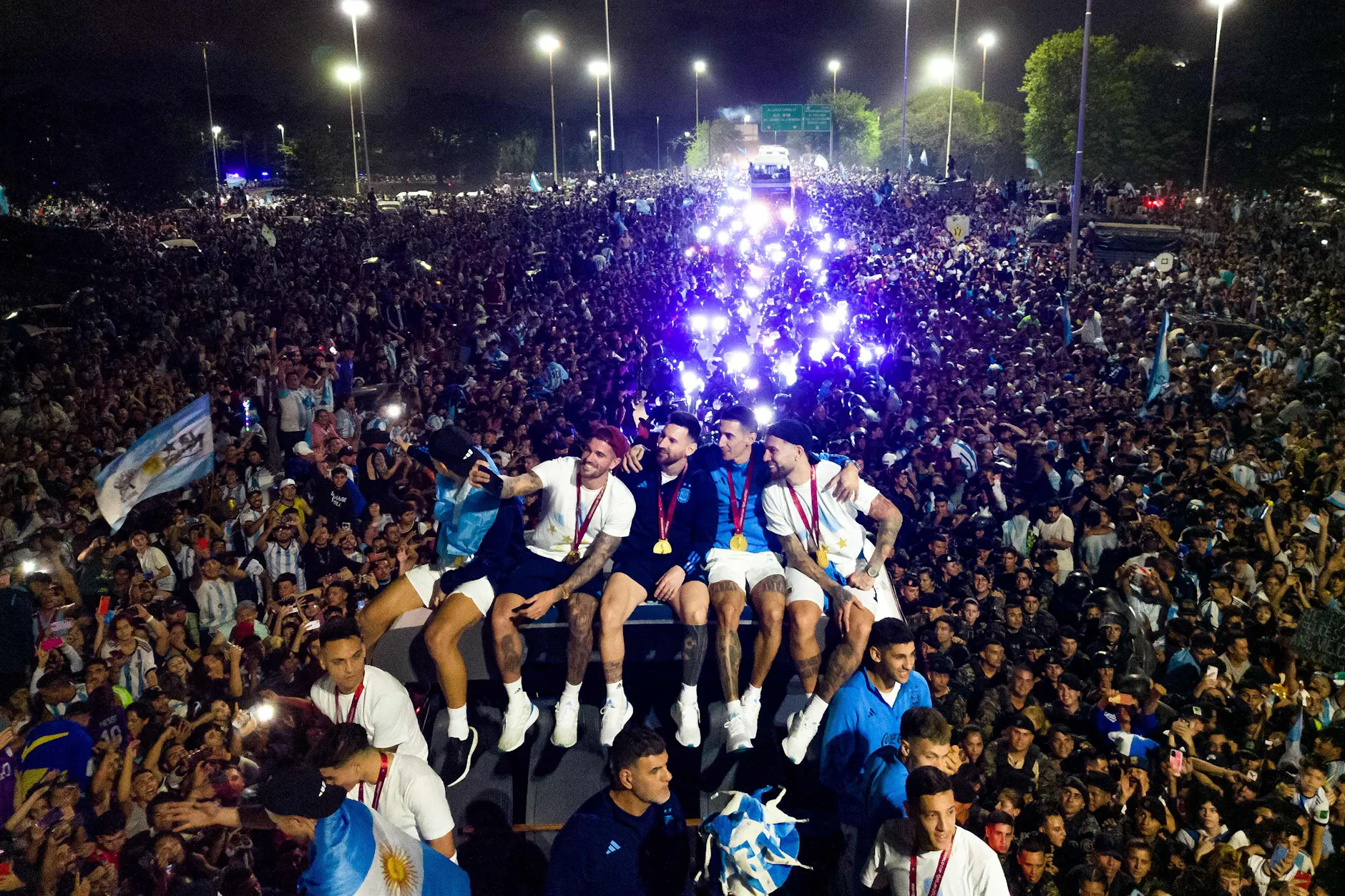 Los campeones del mundo viajaron desde el aeropuerto hasta la sede de la asociación en un autobús descubierto de dos pisos.