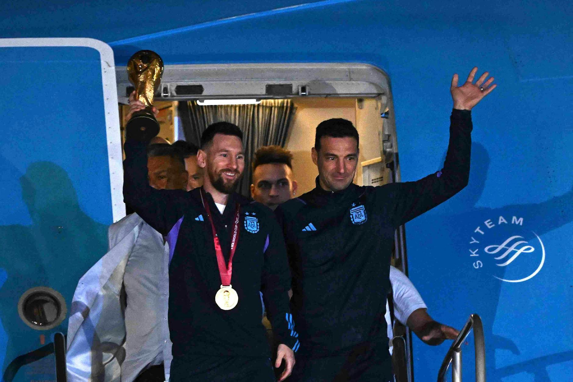 Lionel Messi mit dem WM-Pokal und Argentinien-Trainer Lionel Scaloni.