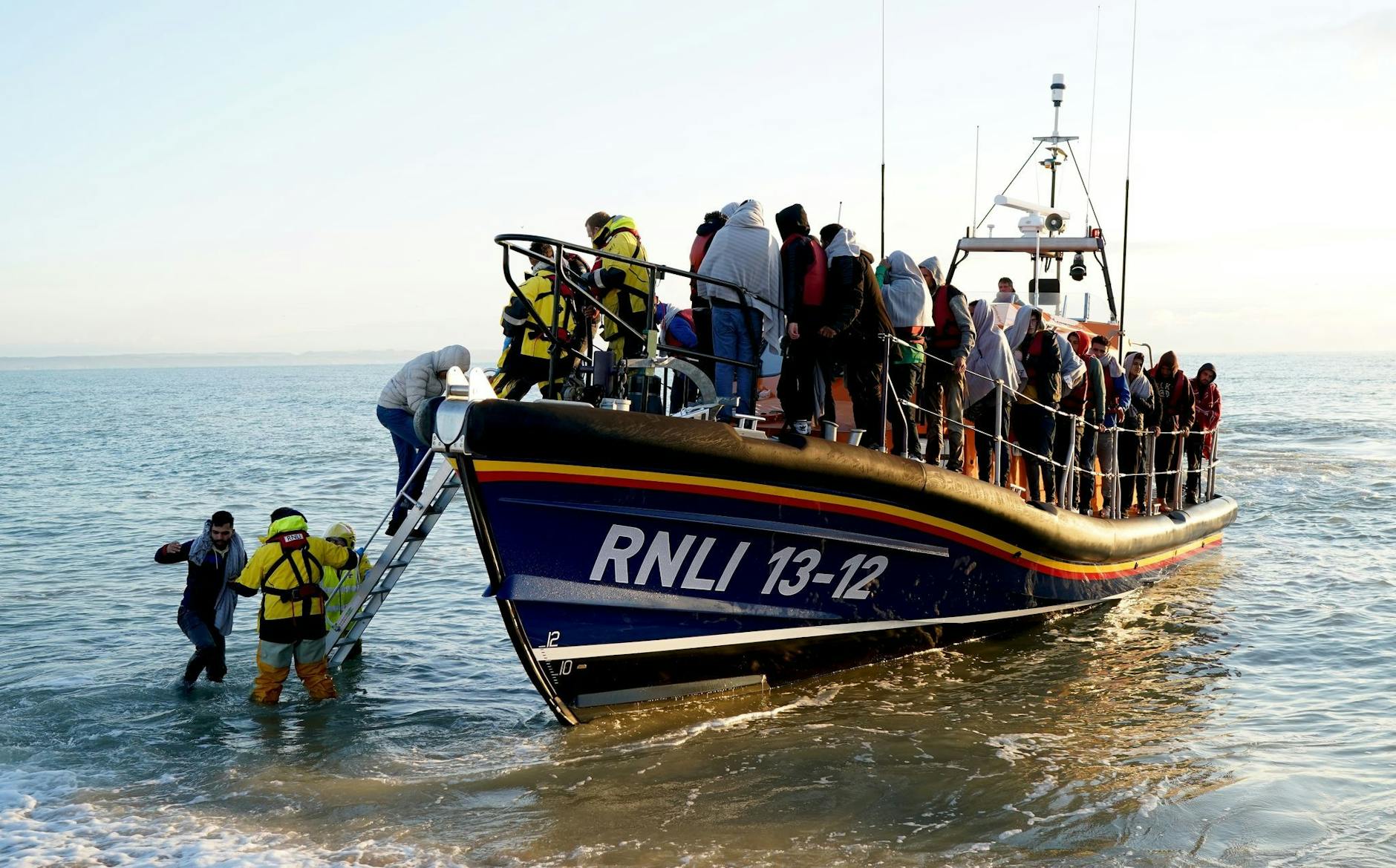 ARCHIV - Die Zahl von Menschen, die illegal über den Ärmelkanal nach Großbritannien einreisen, nahm zuletzt zu.