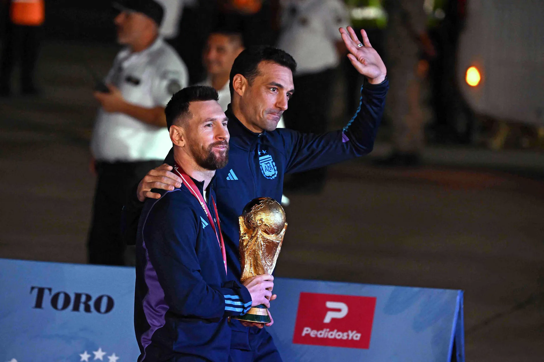 Lionel Messi y el entrenador Lionel Scaloni fueron los primeros en abandonar el avión, con el trofeo de la Copa del Mundo.