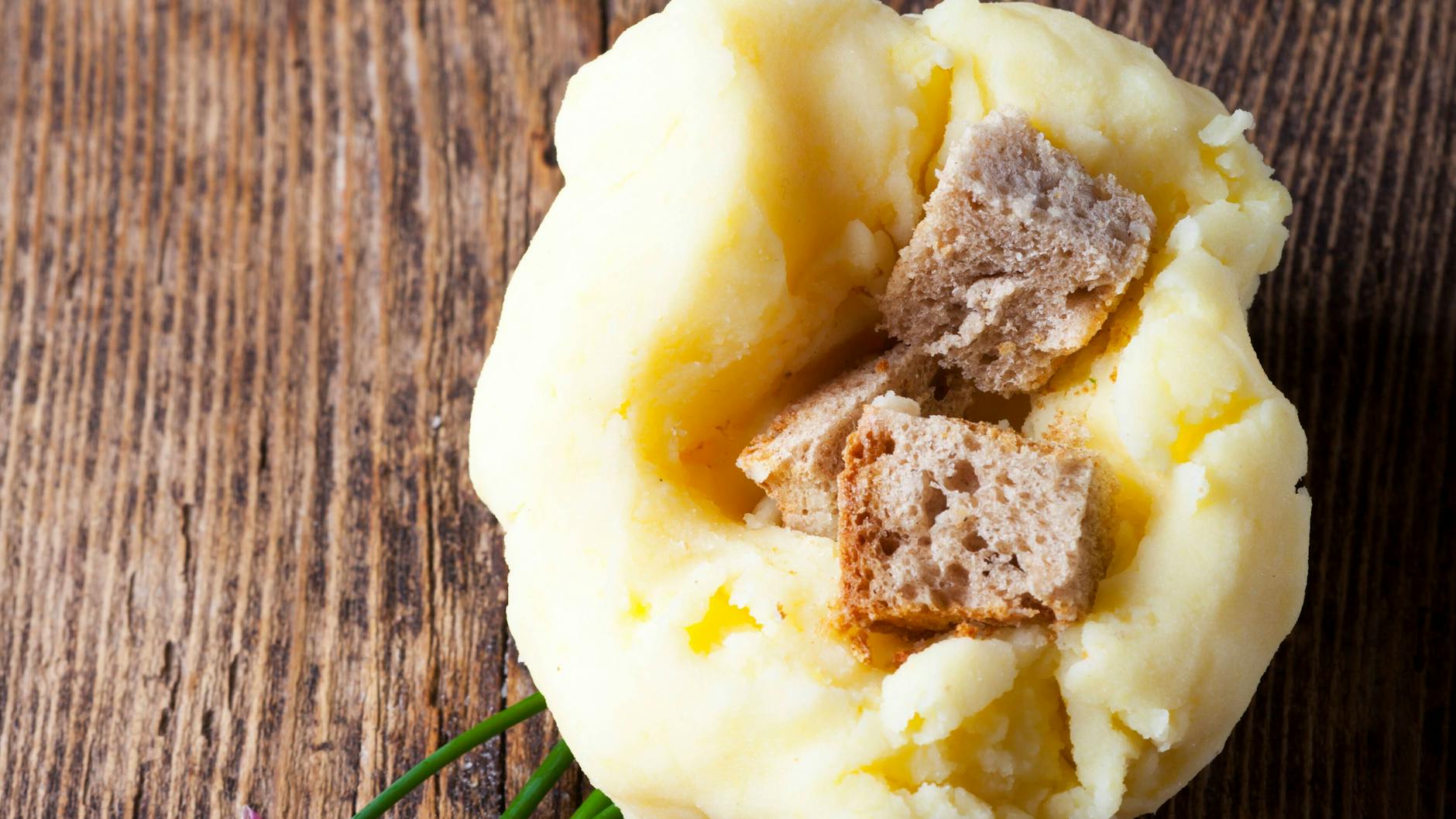 Die leckeren Kartoffelknödel kann man mit Croutons aus geröstetem Brot noch verfeinern.