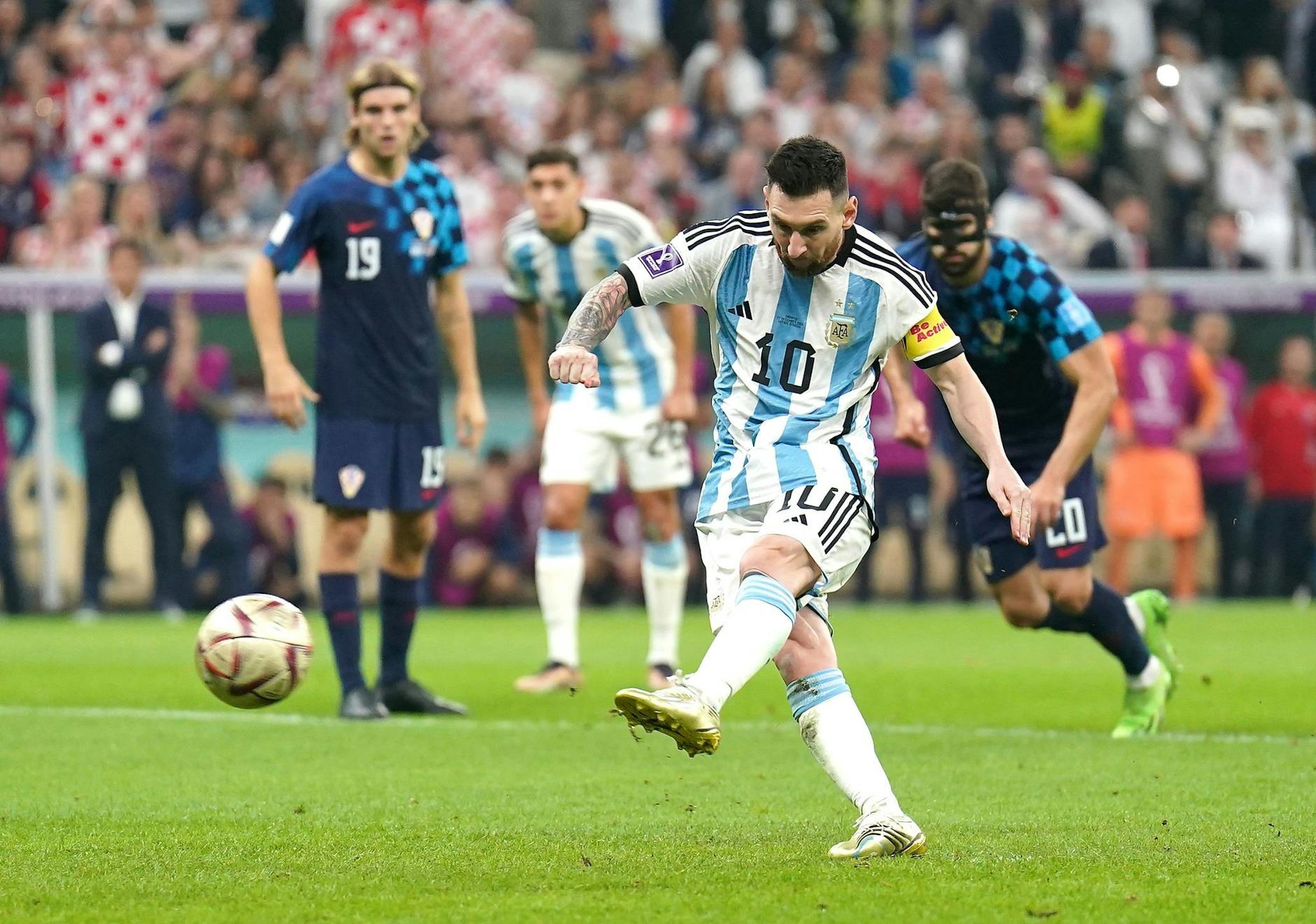 Lionel Messi erzielt per Strafstoß das Tor zur 1:0-Führung gegen Kroatien.