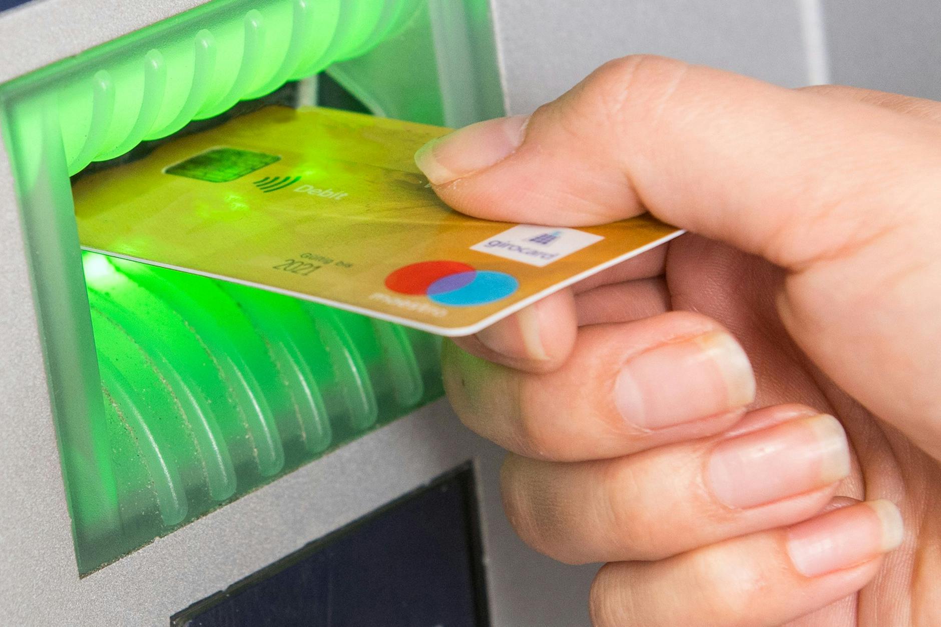 ARCHIV - Deutschland ist ein Bargeldland. Insgesamt gibt es etwa 55.000 Geldautomaten.