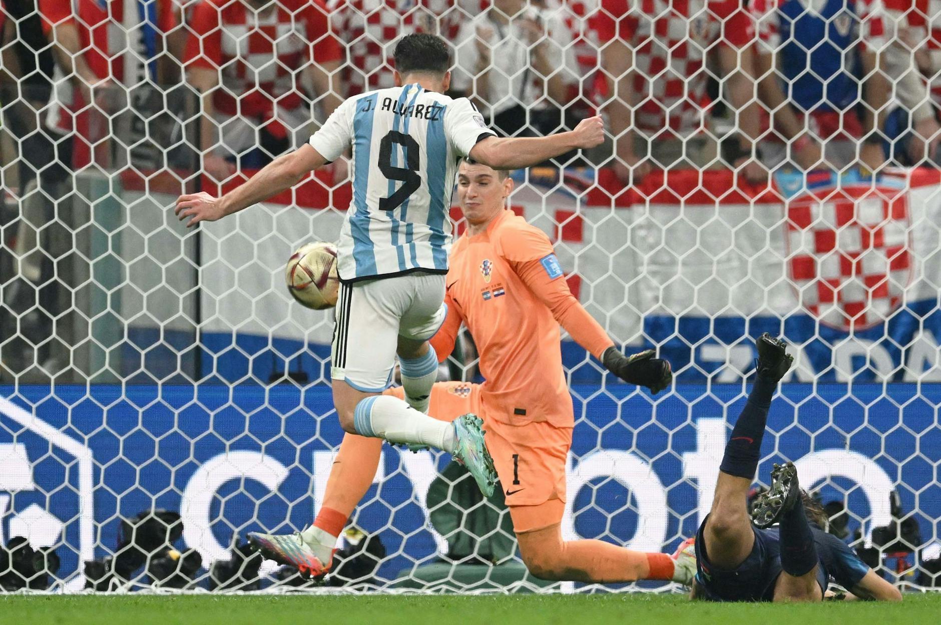 Argentiniens Julian Alvarez (9) erzielt das 2:0 gegen Kroatien.
