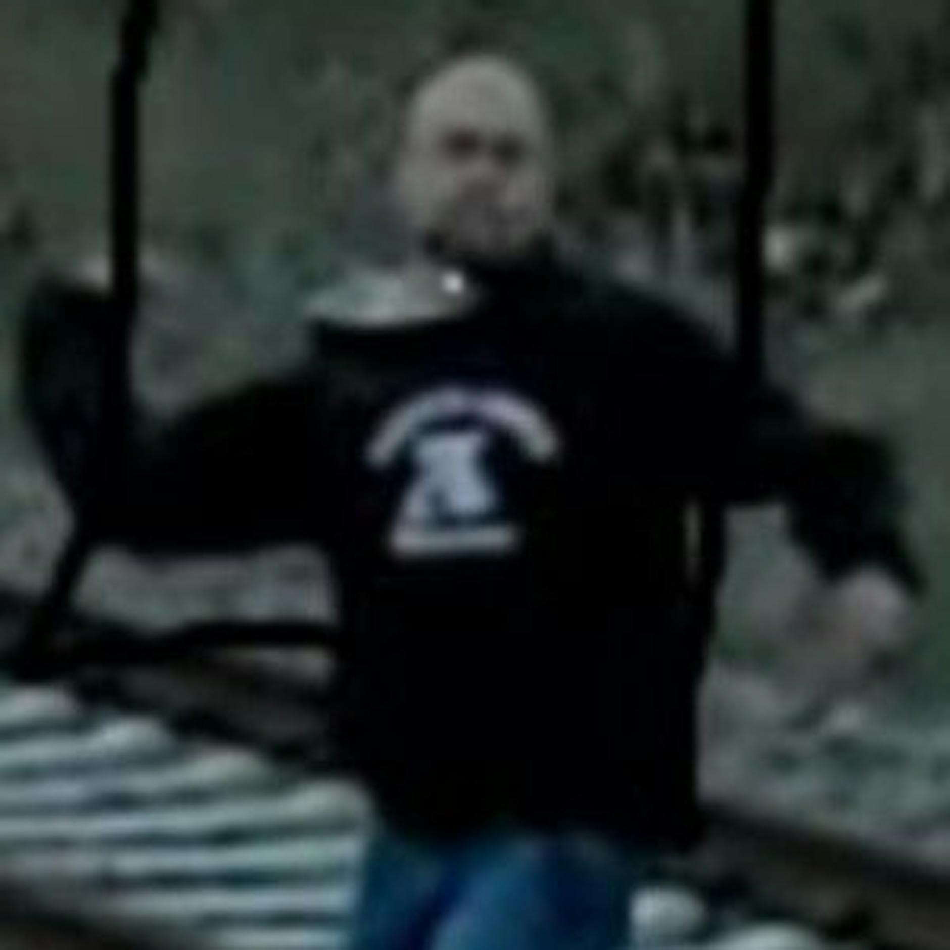 Frau an Berliner S-Bahnhof mit Kabel geschlagen: Polizei fahndet nach diesem Mann