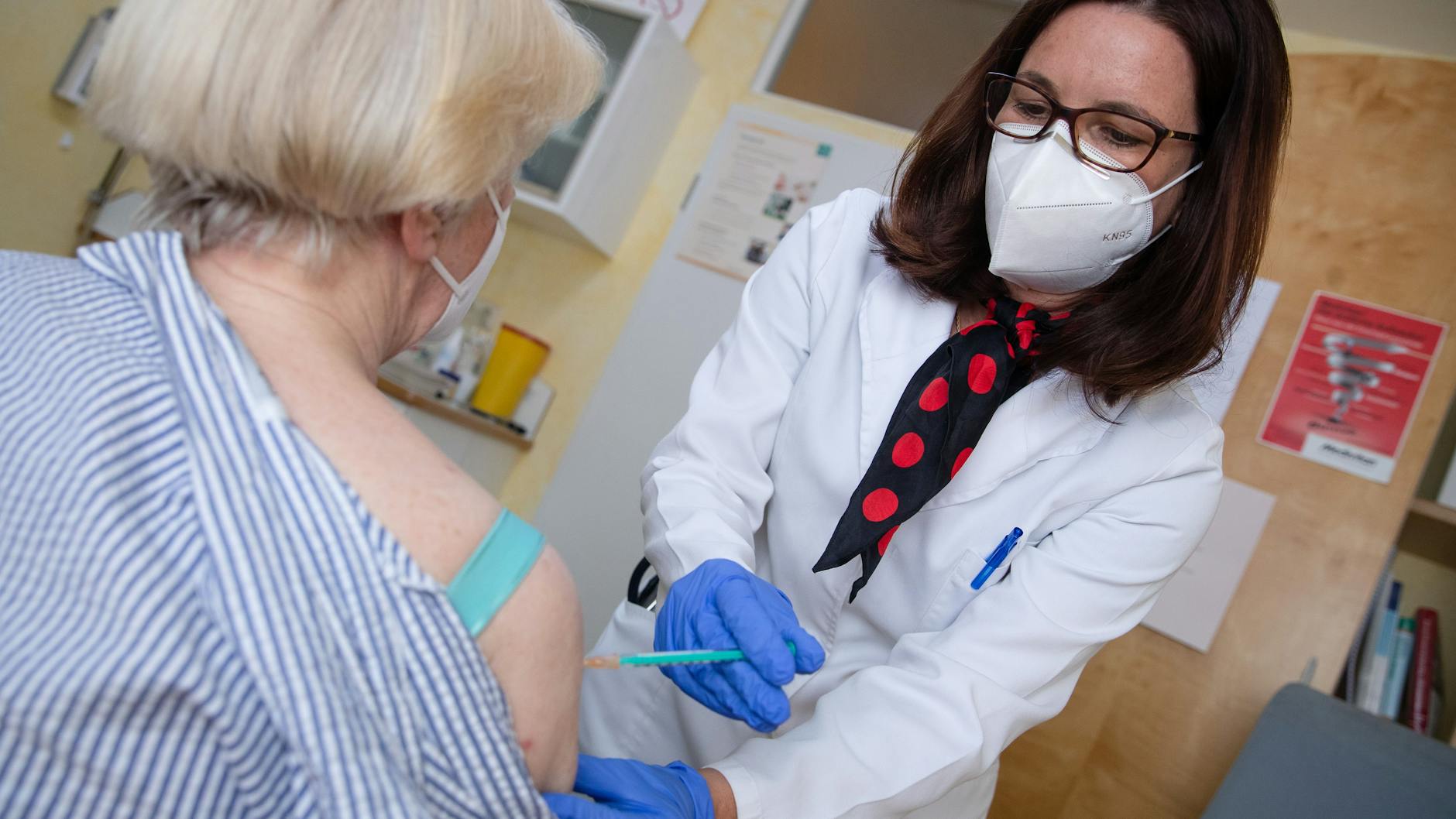 Nicola Buhlinger-Göpfarth beim Impfen. Die Vizechefin des Deutschen Hausärzteverbandes befürchtet monatelange Arznei-Engpässe.